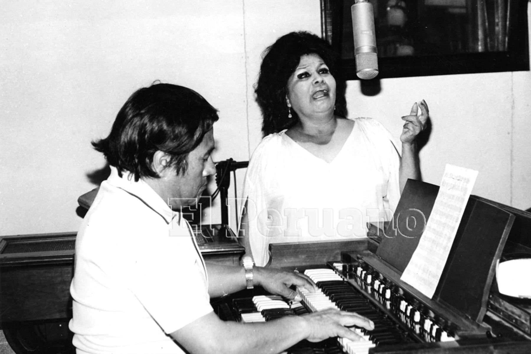 Carmencita Lara presenta LP "Los valses de siempre" (1984). Foto: Archivo Histórico de EL PERUANO.