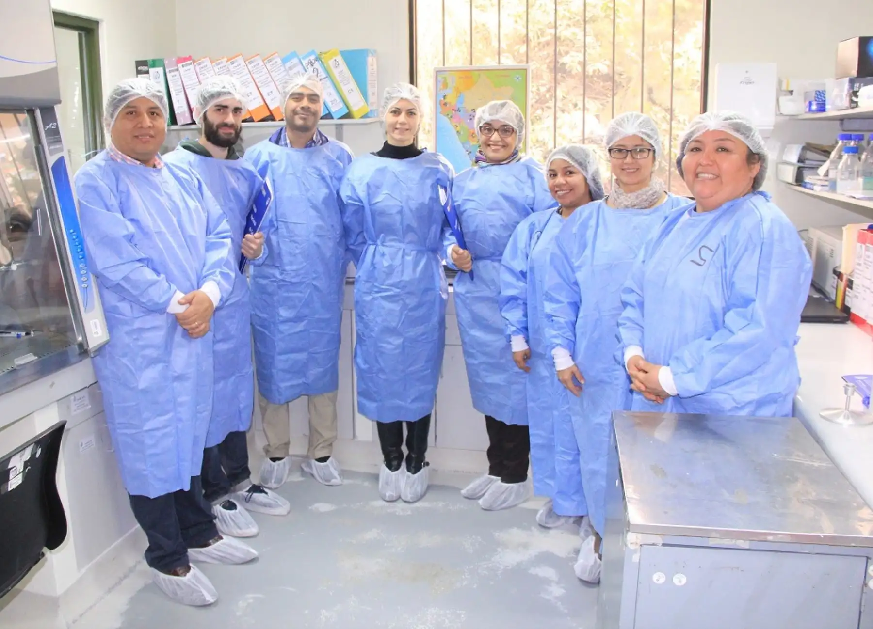 Izquierda a Derecha: Investigadores extranjeros, junto a los investigadores peruanos Blgo. Adolfo Marcelo, Blga. Betsy Ávila, Blga. Dana Figueroa; T.M. Susy Merino, en el Laboratorio de Referencia Nacional de Metaxénicas Virales del Instituto Nacional de Salud. Foto: ANDINA/INS