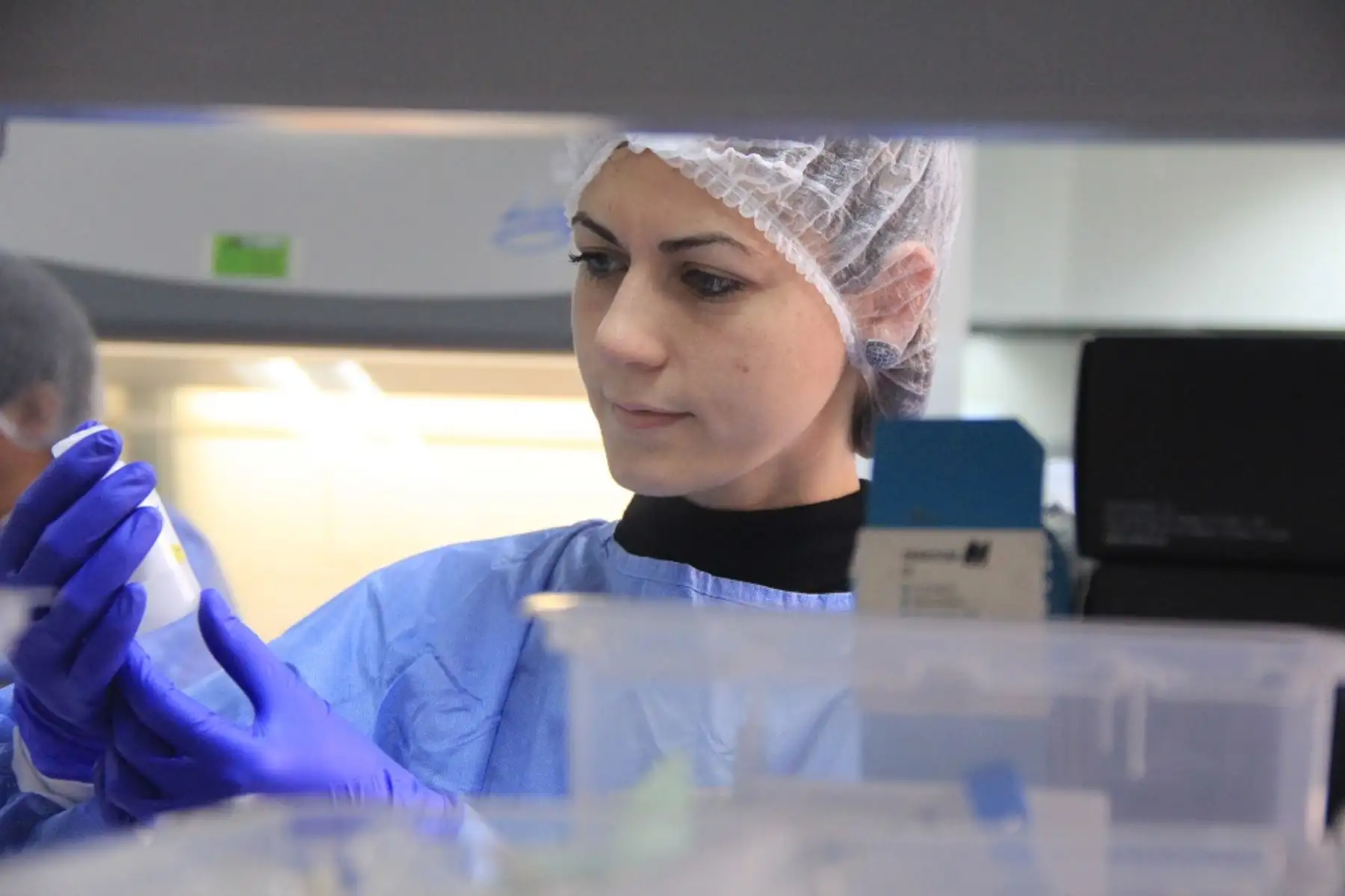 Alejandra Rojas, del Instituto de Investigaciones en Ciencias de la Salud de la Universidad Nacional de Asunción, verificando el uso reactivos para diagnóstico en el Laboratorio  en el Laboratorio de Referencia Nacional de Metaxénicas Virales. Foto:ANDINA/INS