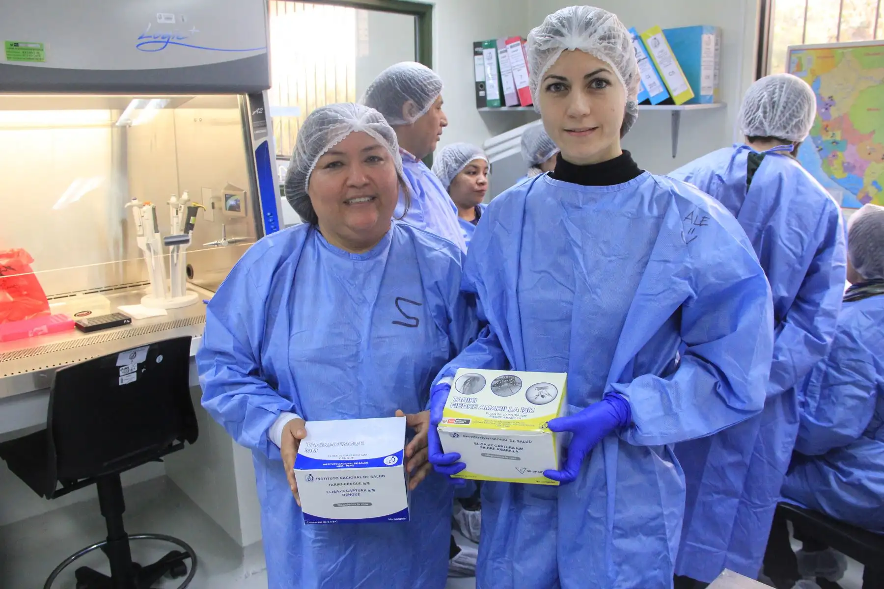T..M. Susy Merino, del INS, con Alejandra Rojas, de Paraguay, mostrando el Kit Tariki IMG para diagnóstico de fiebre amarilla y dengue, que están utilizando en el entrenamiento. Este kit es un producto peruano es único en su género y es producido por el Instituto Nacional de Salud. 
Foto: ANDINA/INS