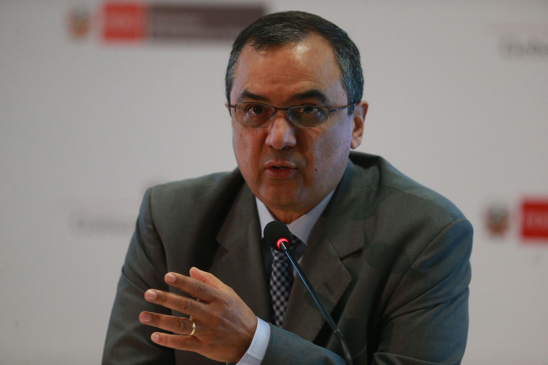 Ministro de Economía y Finanzas, Carlos Oliva. ANDINA/Vidal Tarqui