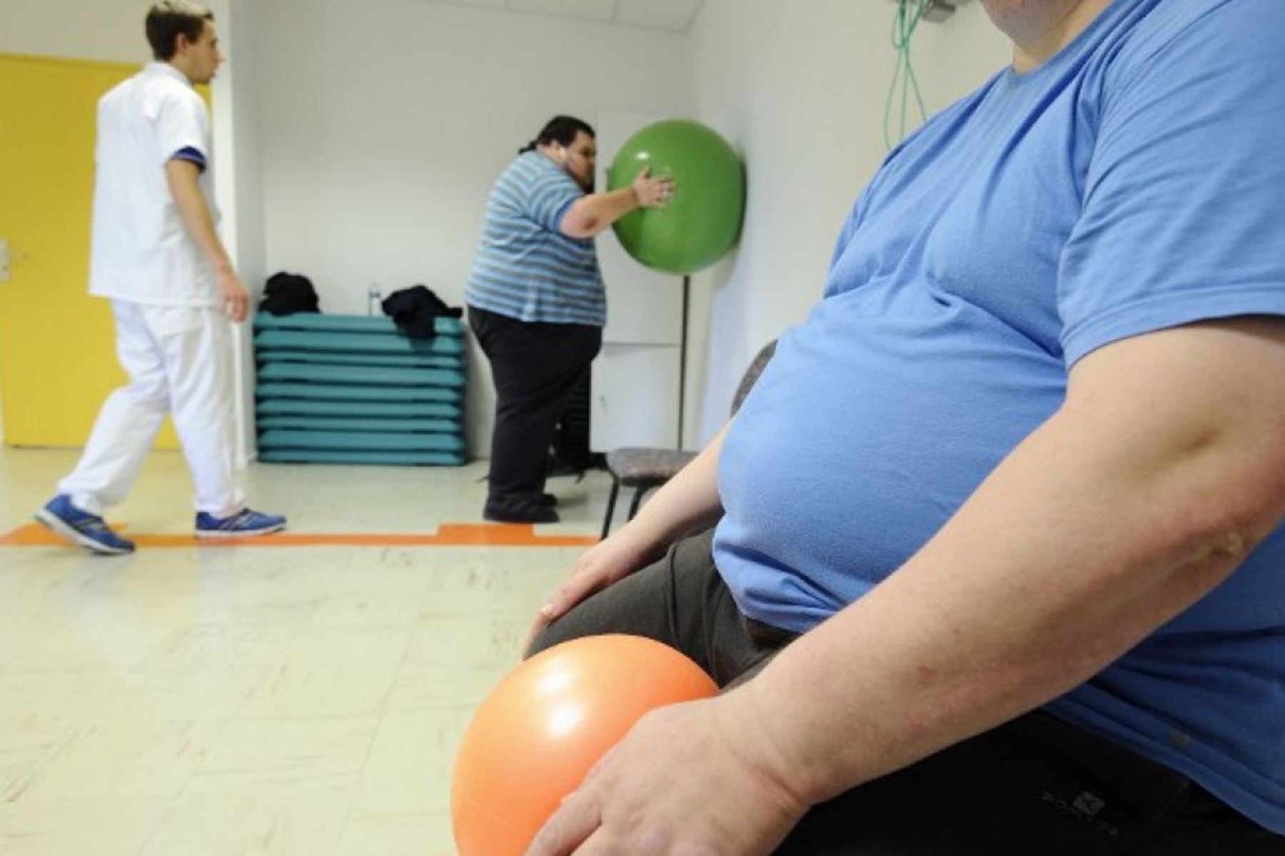 Personas obesas en visita médica Foto: AFP