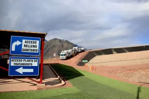 Son 31 las ciudades priorizadas donde el Ministerio del Ambiente (Minam) viene trabajando con el Programa de Desarrollo de Sistemas de Gestión de Residuos Sólidos, que se desarrolla a través de la línea estratégica Perú Limpio, lo que permite construir rellenos sanitarios, proporcionar maquinaria de limpieza y capacitación al personal municipal en esta labor.