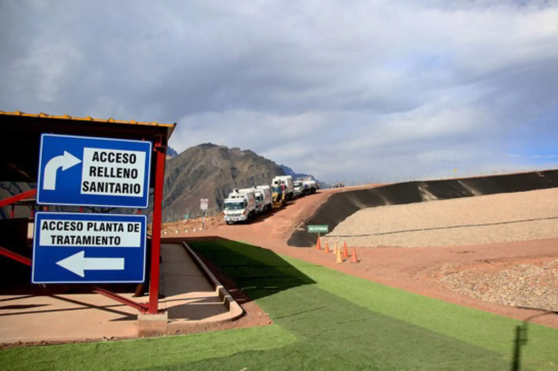 Son 31 las ciudades priorizadas donde el Ministerio del Ambiente (Minam) viene trabajando con el Programa de Desarrollo de Sistemas de Gestión de Residuos Sólidos, que se desarrolla a través de la línea estratégica Perú Limpio, lo que permite construir rellenos sanitarios, proporcionar maquinaria de limpieza y capacitación al personal municipal en esta labor.