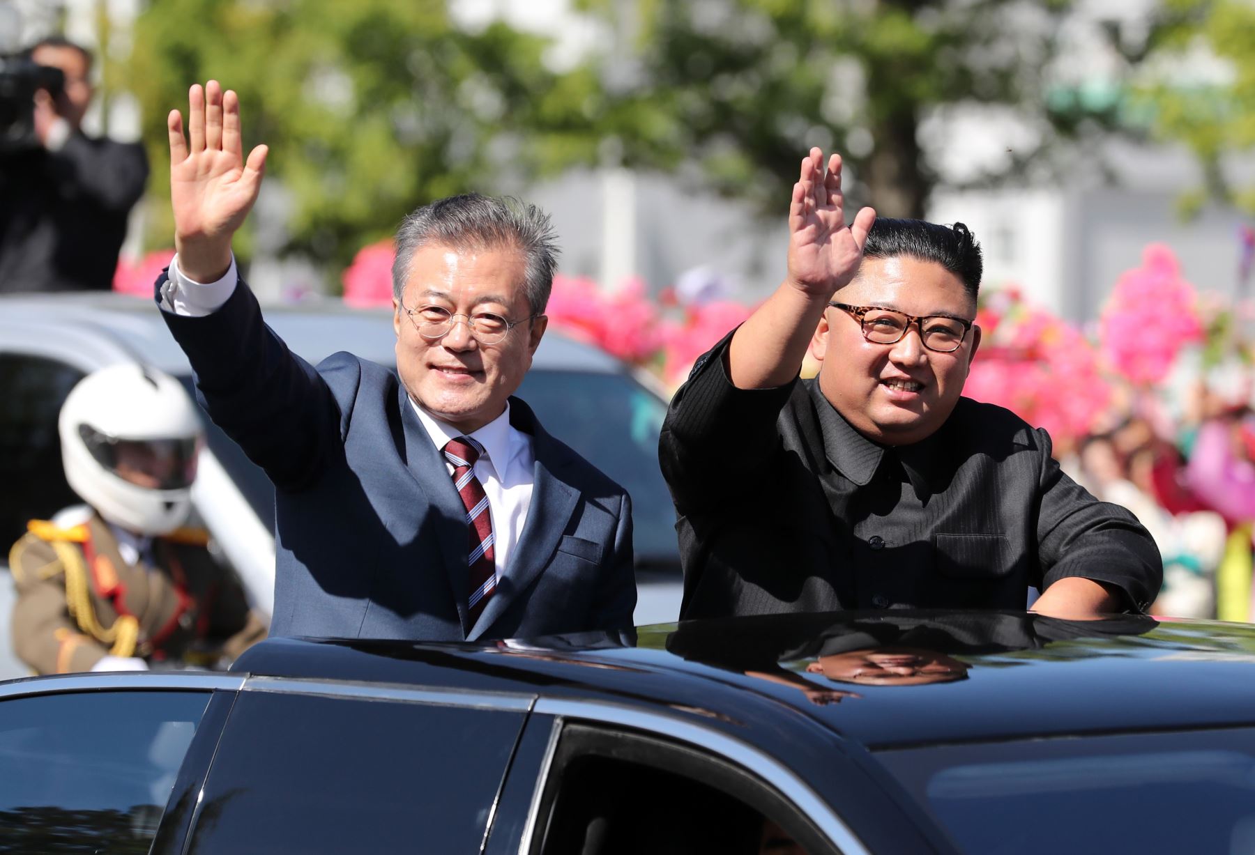 El presidente surcoreano Moon Jae-in y el líder norcoreano Kim Jong Un  saludan a los ciudadanos de Pyongyang Foto: AFP