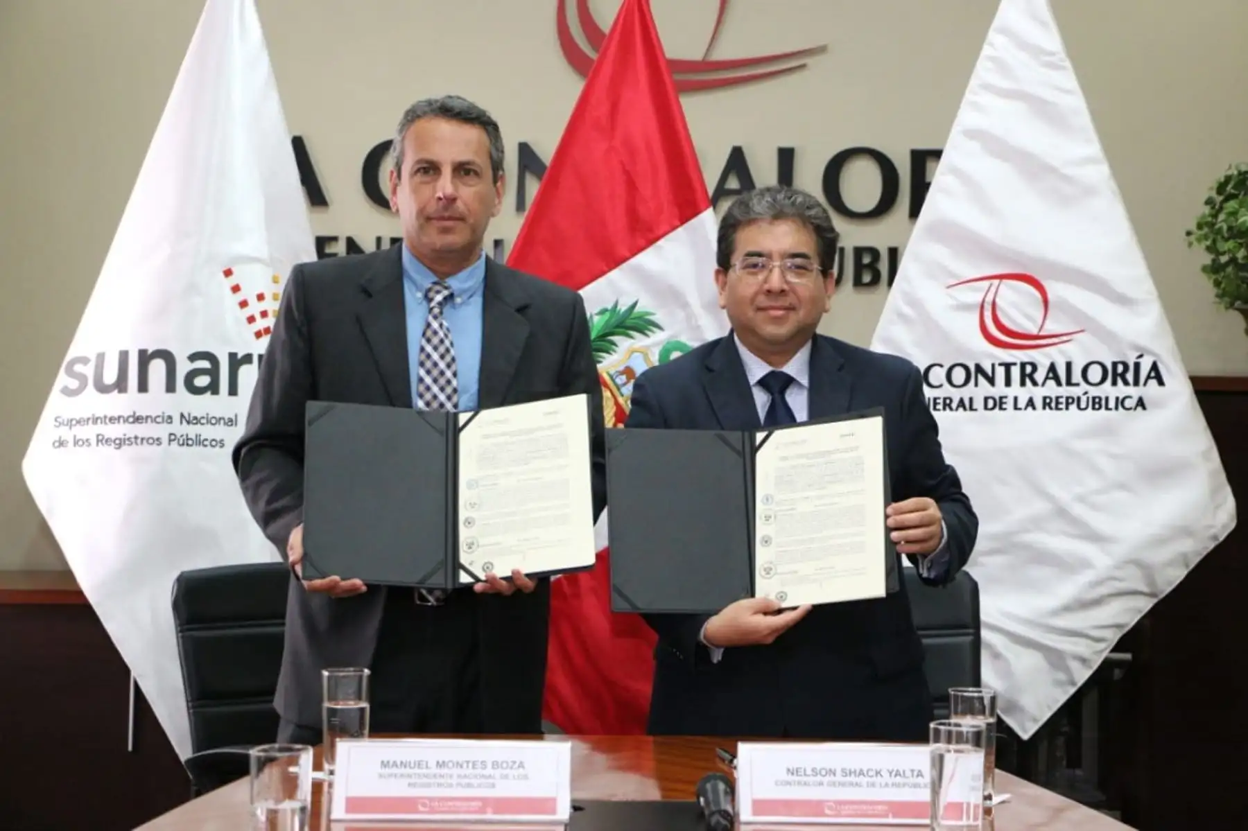 Firma de convenio entre titulares de Contraloría, Nelson Shack; y de Registros Públicos, Manuel Montes..