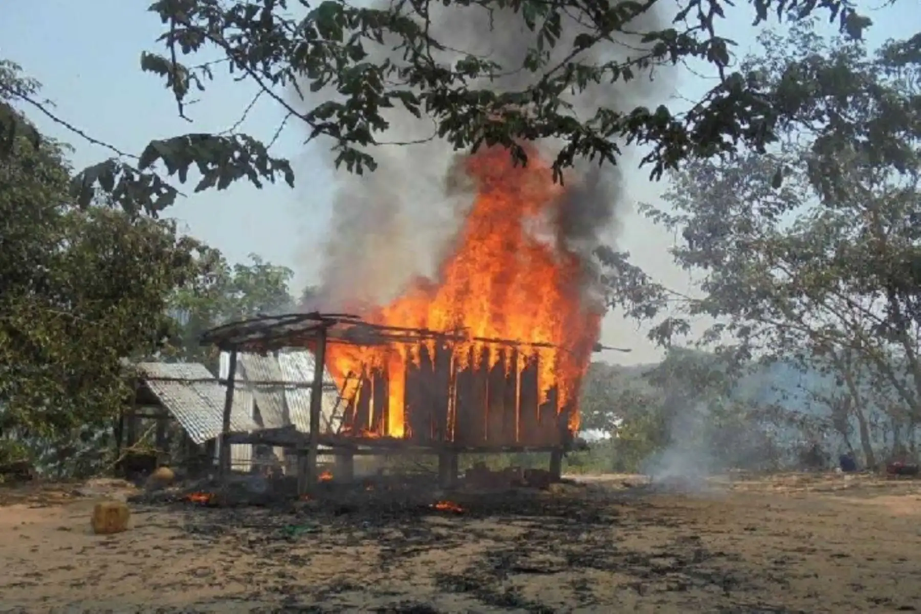 Pasco: incendio consume rústica vivienda en distrito de Constitución