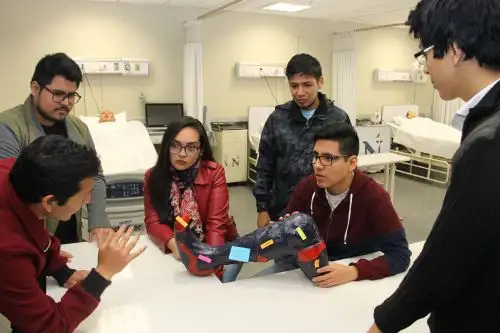 Estudiantes de la UPN crearon prótesis a partir de botellas de plástico recicladas. Foto: Cortesía.