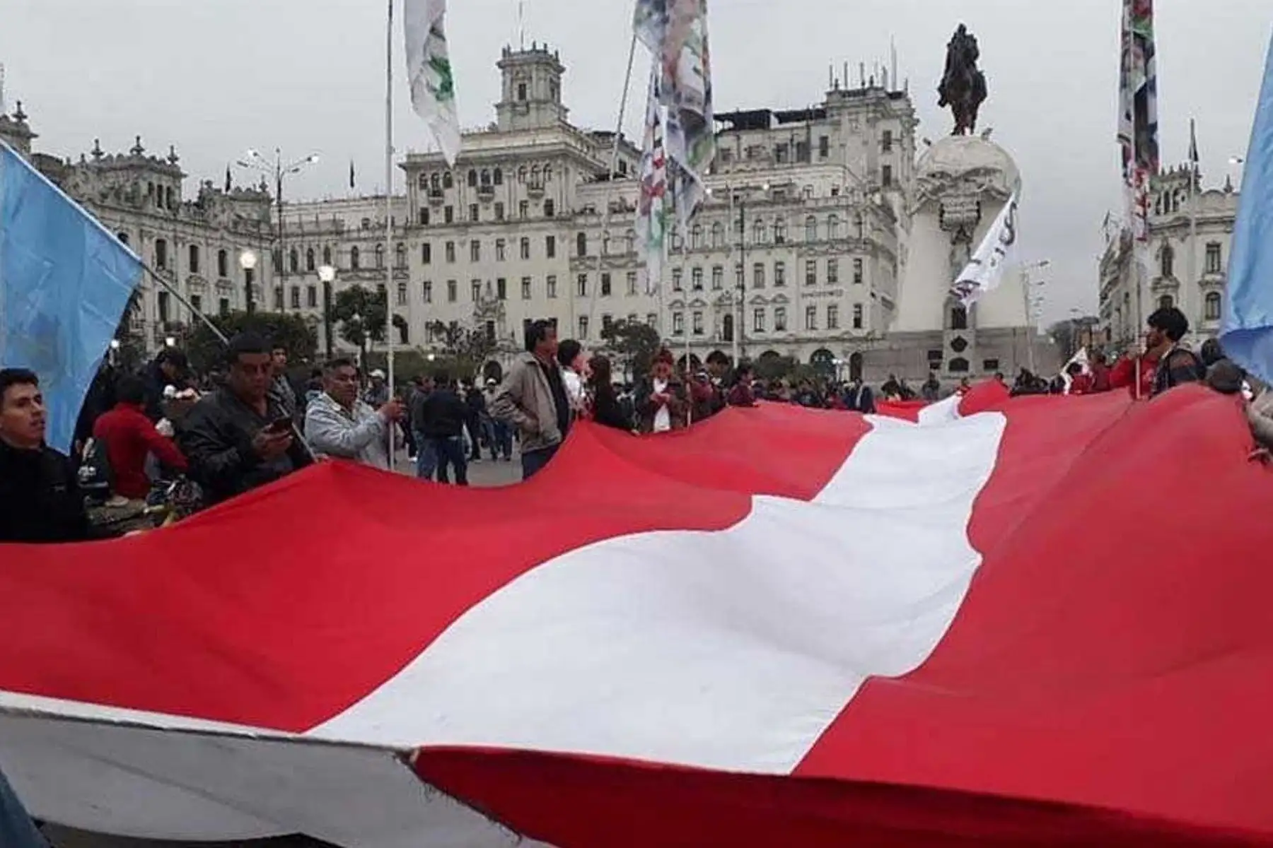 Se inicia marcha en respaldo a cuestión de confianza