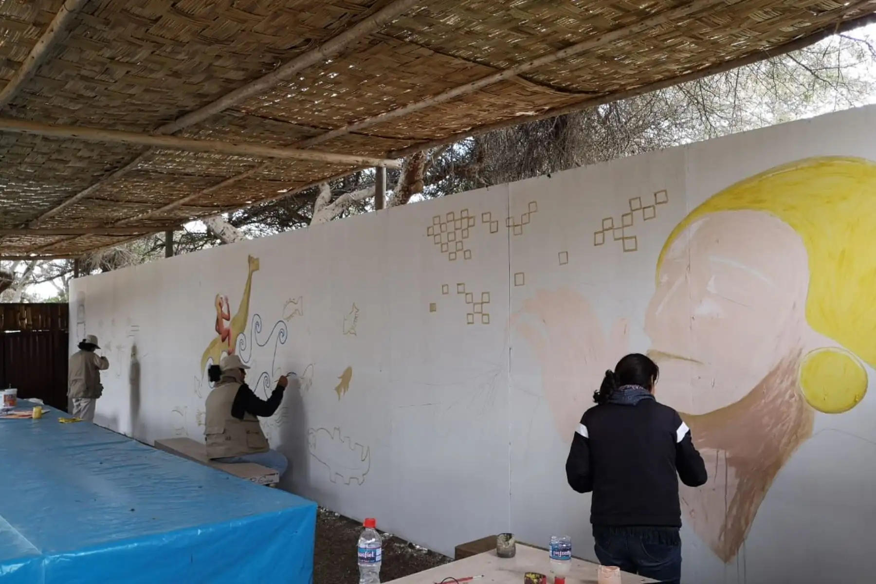Se han hecho decoraciones de iconografía chimú, similares a las que se han encontrado en los conjuntos amurallados del complejo arqueológico Chan Chan.