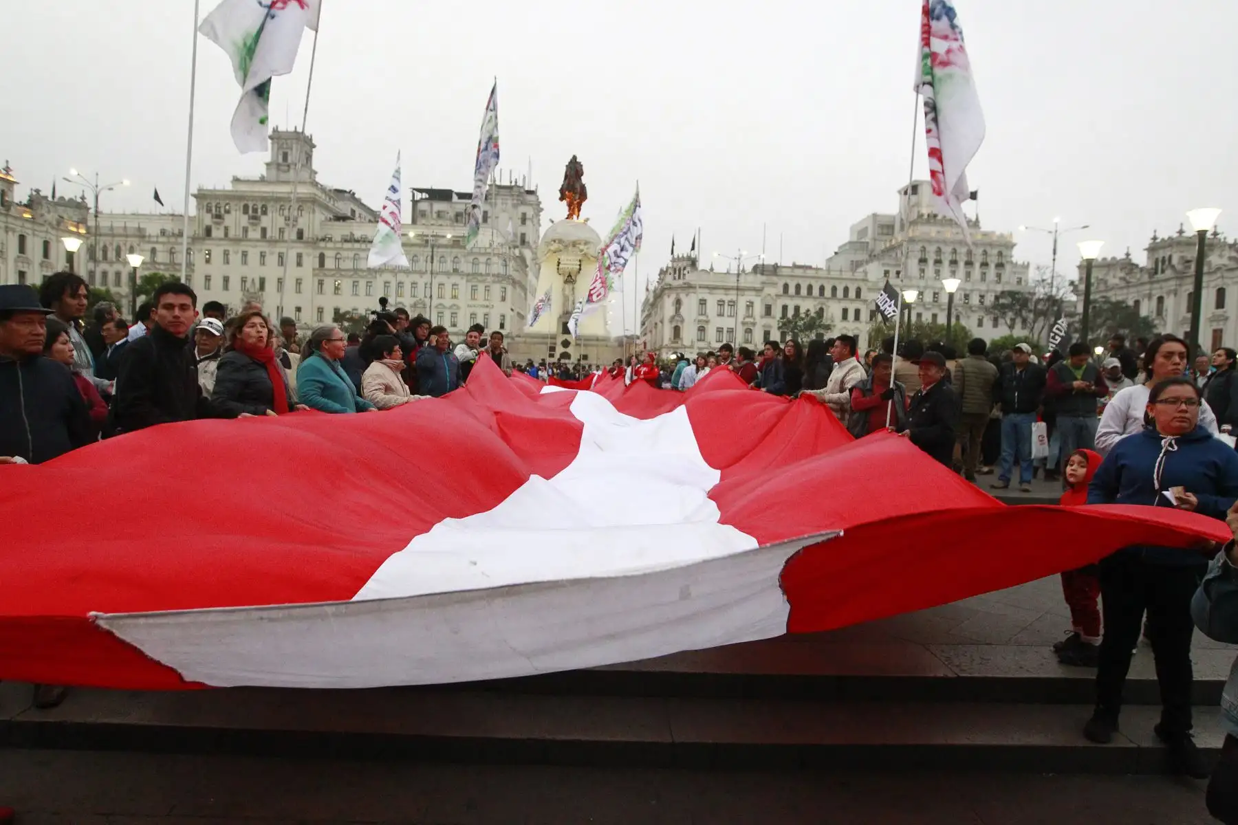 Ciudadanos participaron en marcha de respaldo al pedido de cuestión de confianza al Congreso. Foto: ANDINA/Eddy Ramos
