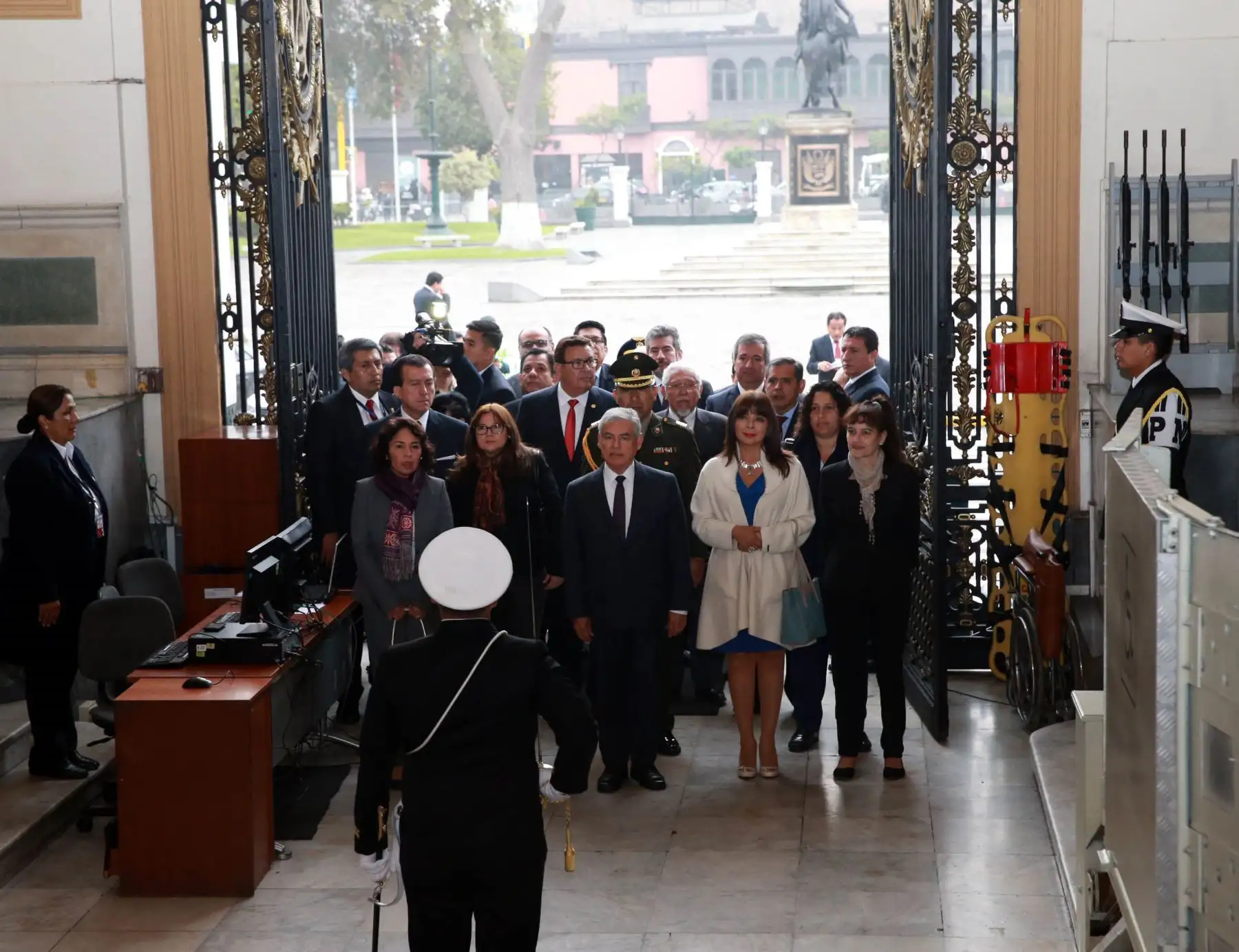 Llegada del presidente del Consejo de Ministros, César Villanueva, y ministros de Estado al Congreso de la República. Foto: ANDINA/Norman Córdova