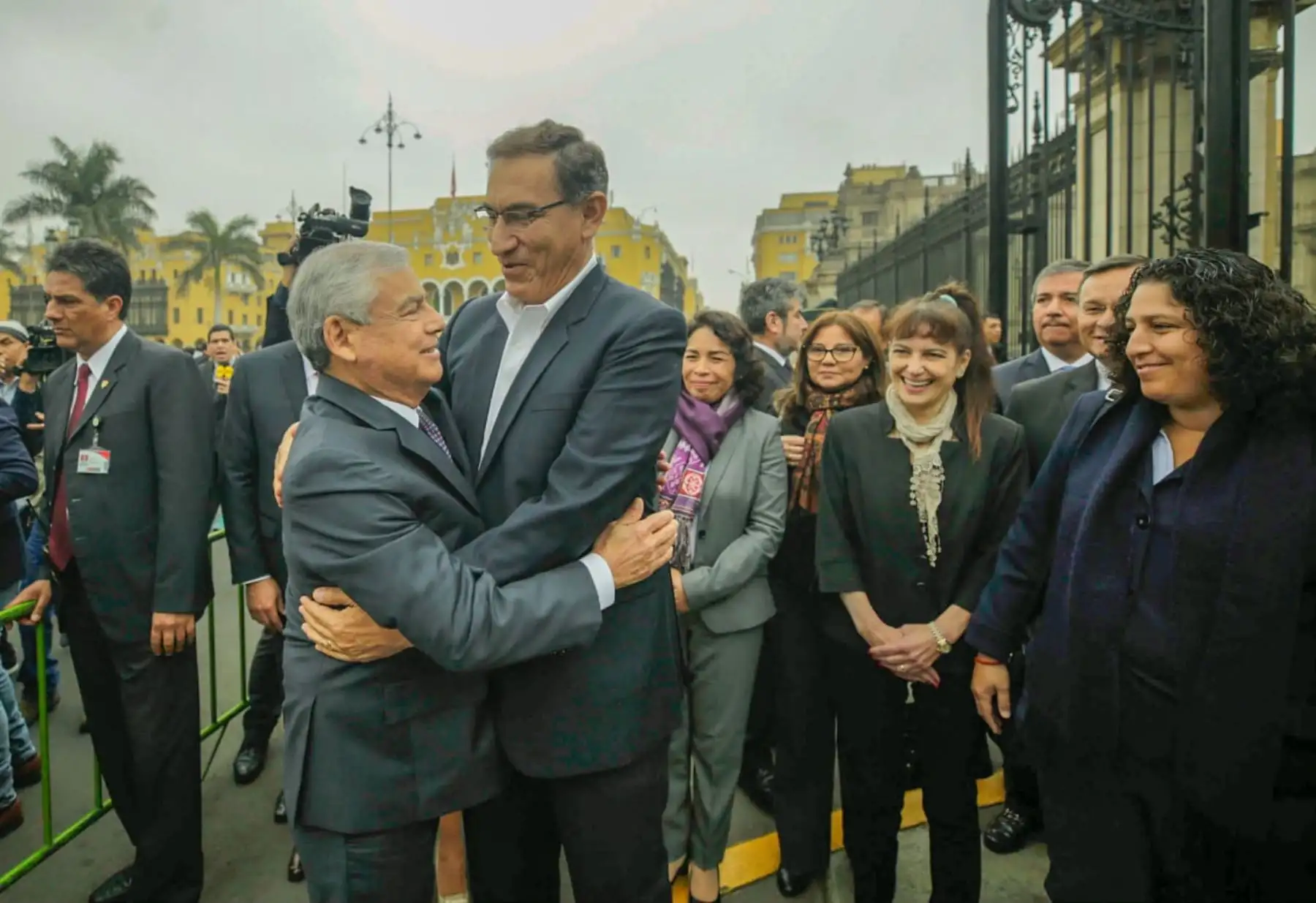 El presidente de la República, Martín Vizcarra Junto con el titular del Consejo de Ministros, César Villanueva, y Ministros de estado salen de palacio de gobierno. Foto: ANDINA/PCM