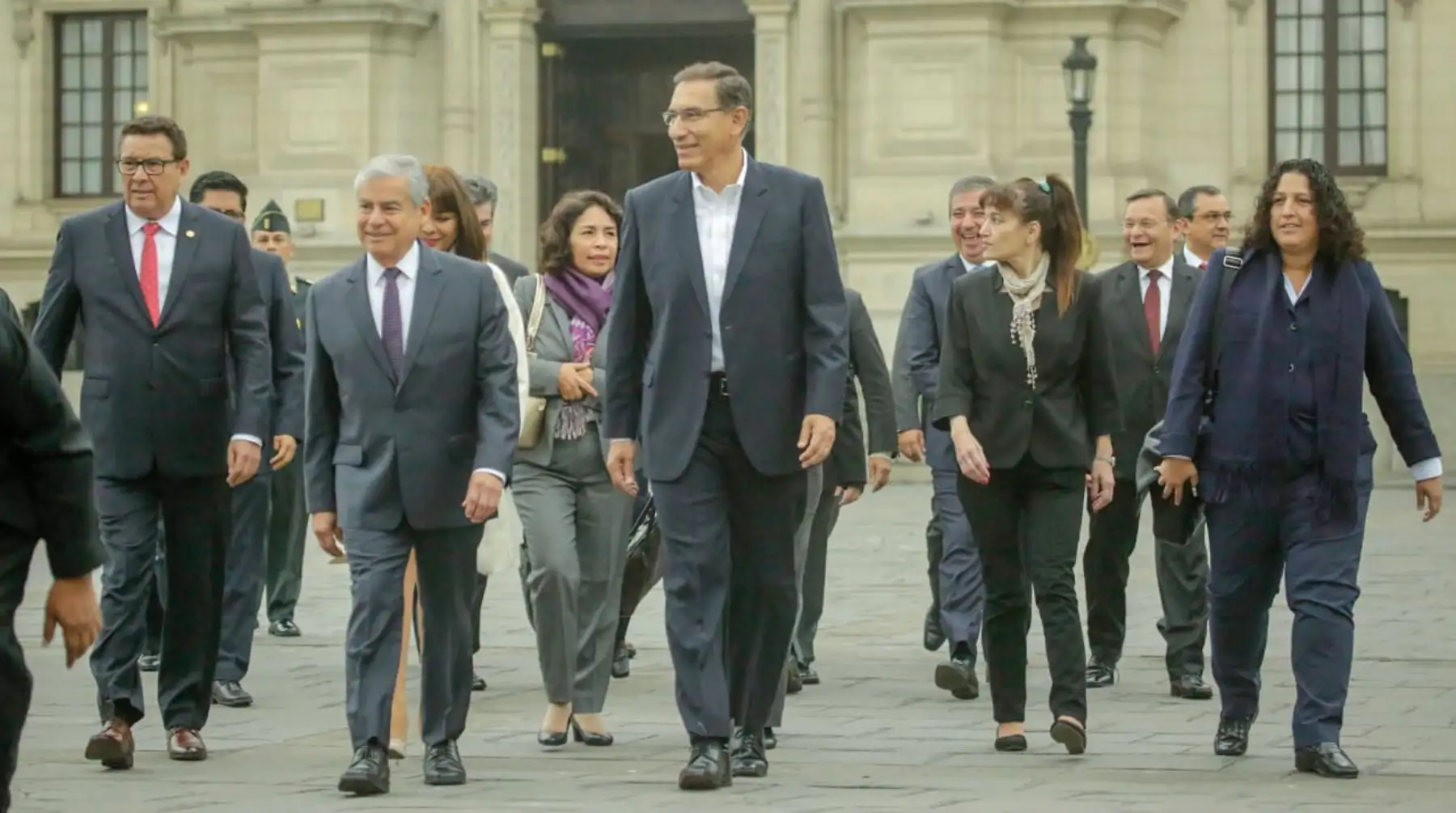 El presidente de la República, Martín Vizcarra Junto con el titular del Consejo de Ministros, César Villanueva, y Ministros de estado salen de palacio de gobierno. Foto: ANDINA/PCM