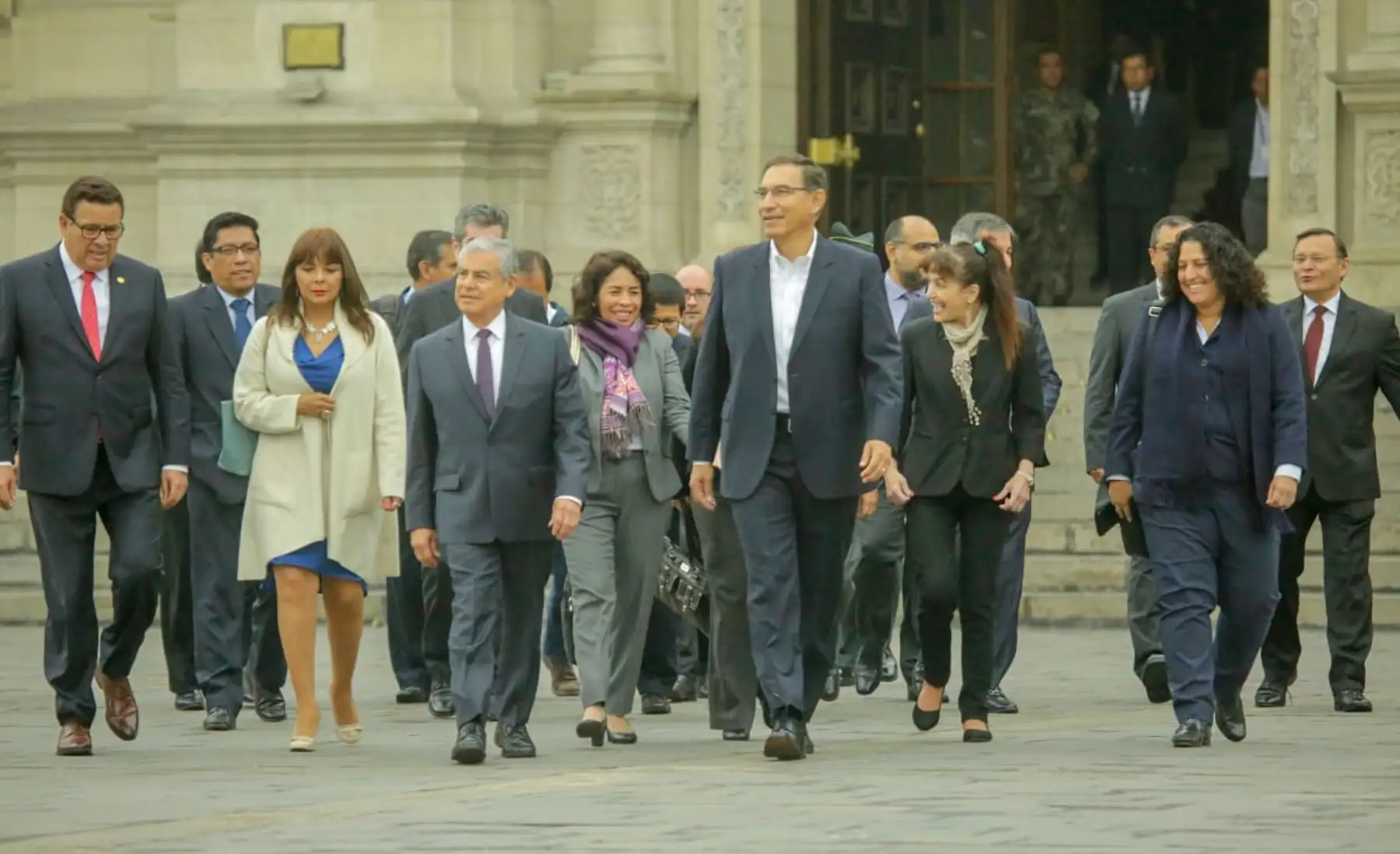 El presidente de la República, Martín Vizcarra Junto con el titular del Consejo de Ministros, César Villanueva, y Ministros de estado salen de palacio de gobierno. Foto: ANDINA/PCM