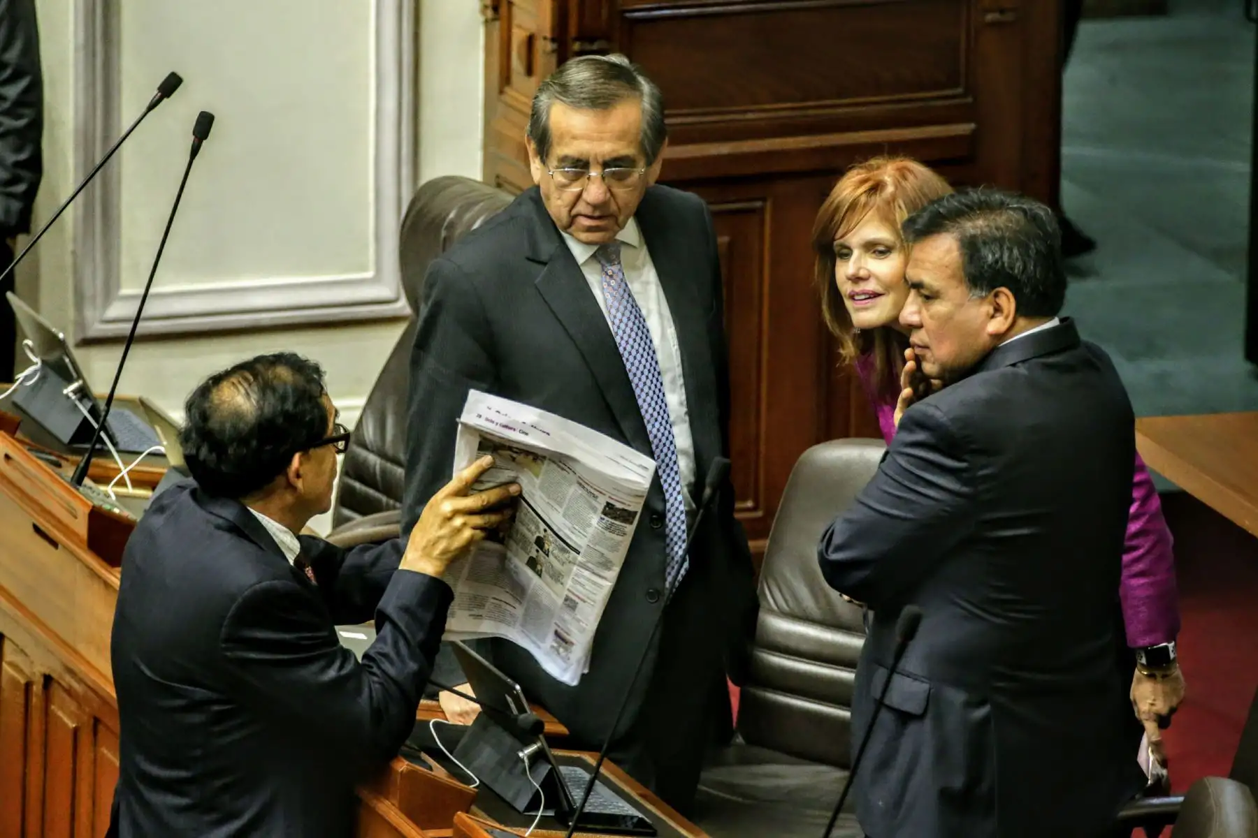 Presidente del Consejo de Ministros, César Villanueva, sustenta la cuestión de confianza en el Congreso de la República. Foto: ANDINA/Luis Iparraguirre