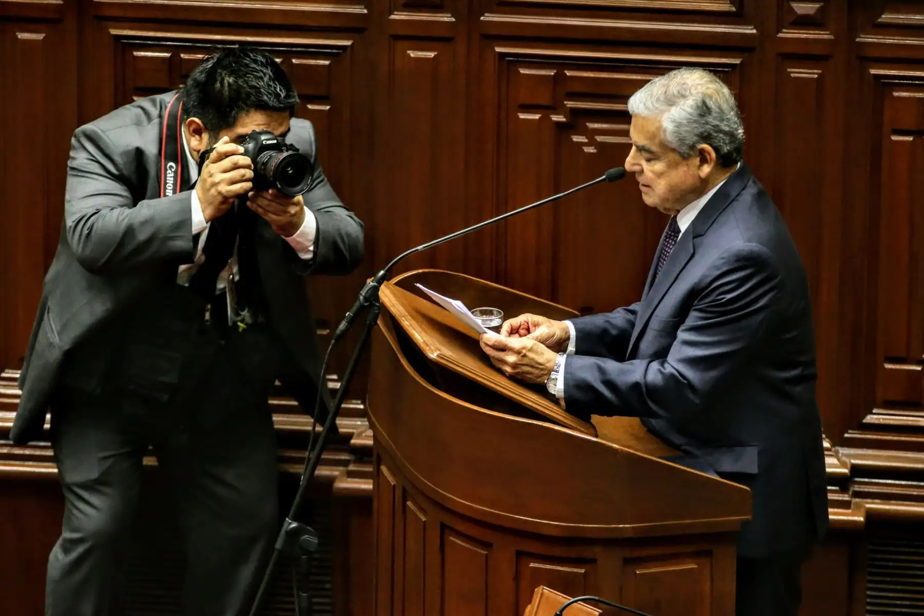 Presidente del Consejo de Ministros, César Villanueva, sustenta la cuestión de confianza en el Congreso de la República. Foto: ANDINA/Luis Iparraguirre
