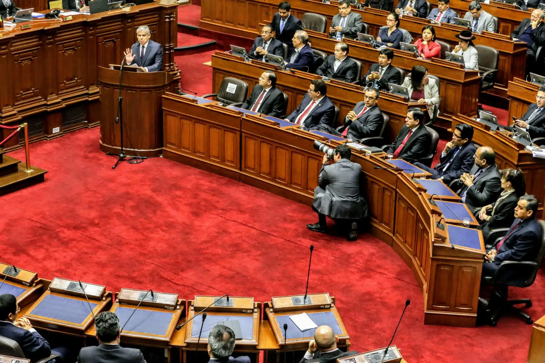 Presidente del Consejo de Ministros, César Villanueva, sustenta la cuestión de confianza en el Congreso de la República. Foto: ANDINA/Luis Iparraguirre
