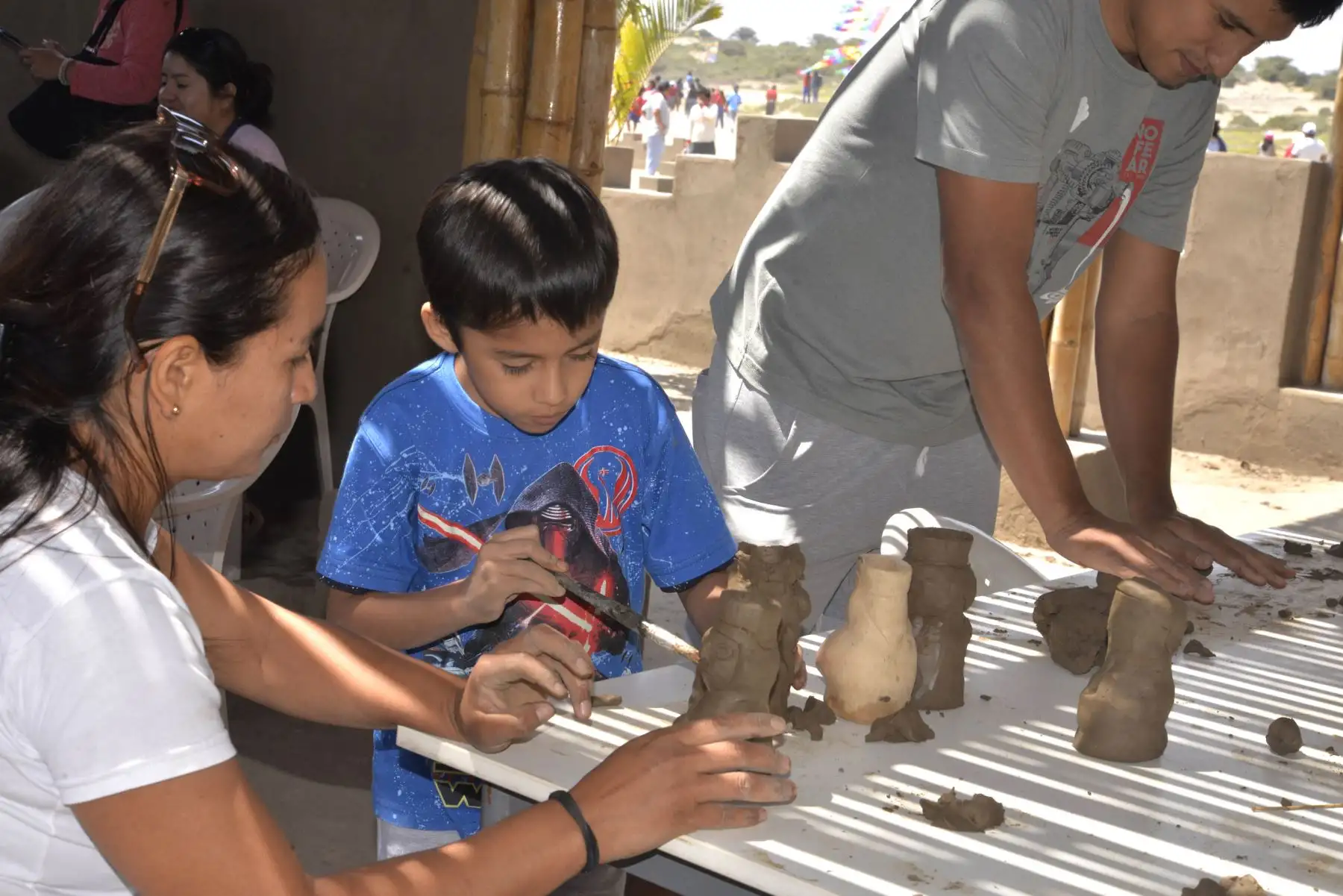 Durante la mañana, además, se ofrecerán diversos talleres, como de moldeado y modelado en arcilla por el artista plástico Exwin Córdova Salas y de tejido telar de faja o cintura a cargo de artesanas de Chotuna. Los estudiantes de Psicología de la Universidad Nacional Pedro Ruiz Gallo harán diversas dinámicas de grupo. Foto: ANDINA/Difusión