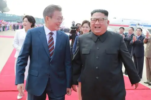 El líder norcoreano Kim Jong Un recibiendo al presidente surcoreano Moon Jae-in en Pyongyang Foto: AFP