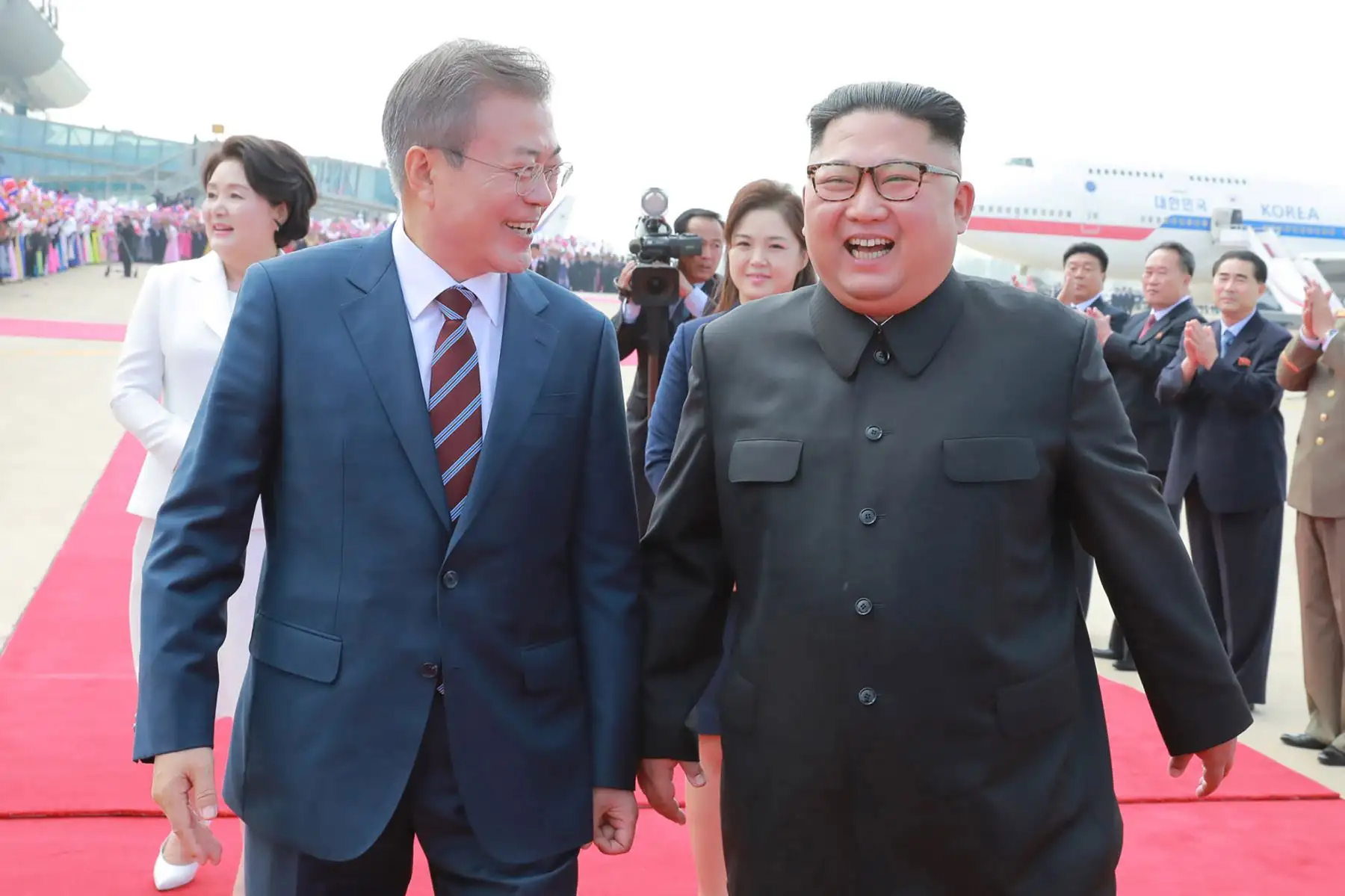 El líder norcoreano Kim Jong Un recibiendo al presidente surcoreano Moon Jae-in en Pyongyang Foto: AFP