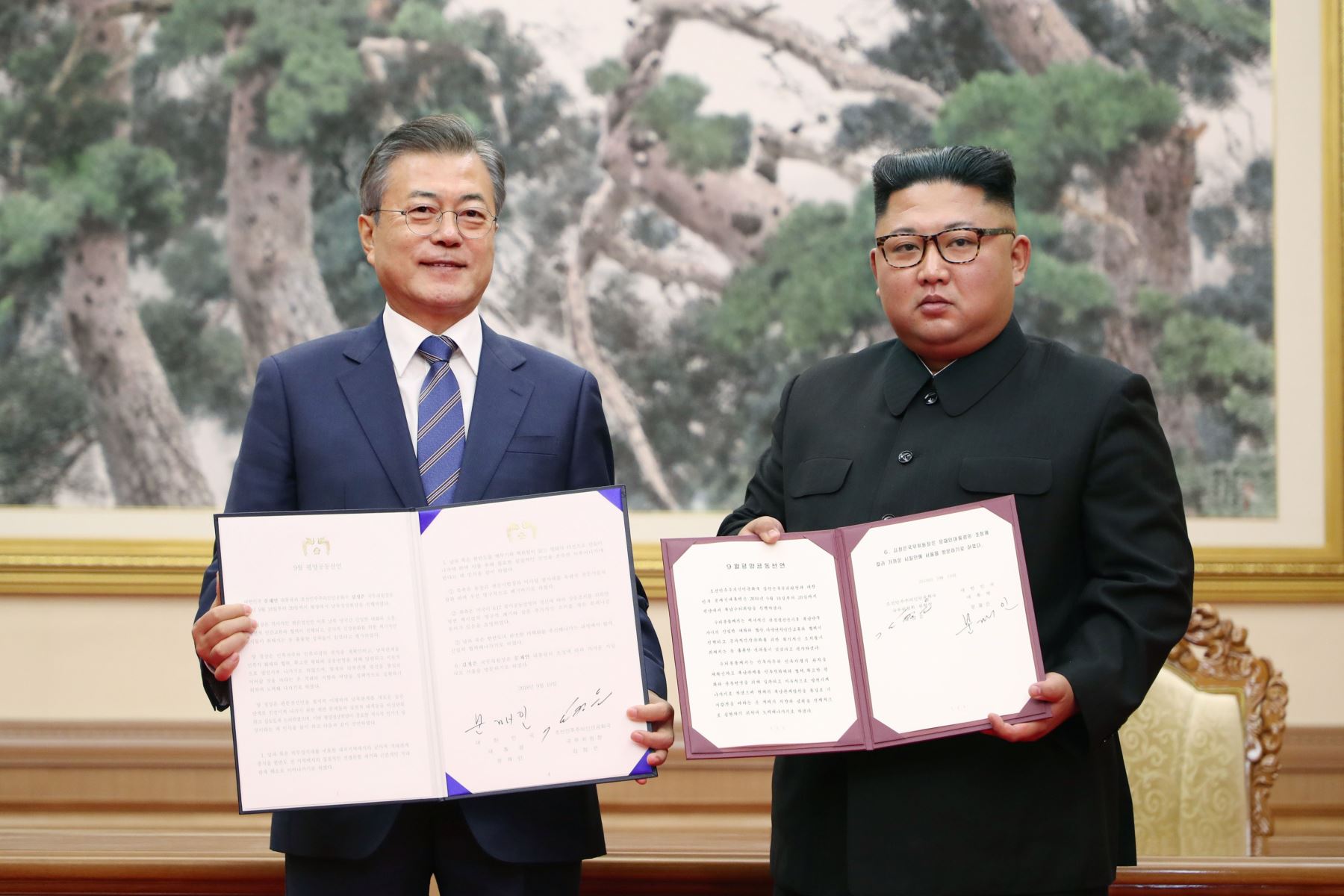 Los presidentes  Moon Jae-in y Kim Jong Un (R) posan durante la ceremonia de firma de su cumbre en Pyongyang Foto: AFP