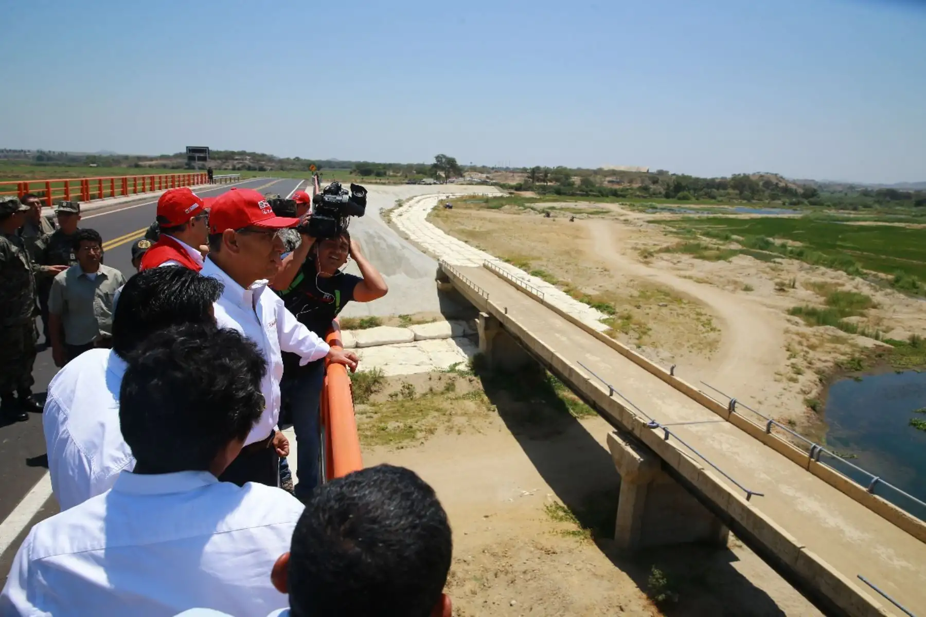 El presidente Martín Vizcarra, junto al director de la Autoridad para la Reconstrucción con Cambios, Edgar Quispe, entrega las obras de rehabilitación de la av. Sánchez Cerro principal vía de la ciudad de Piura. Foto: ANDINA/Prensa Presidencia/Andrés Valle