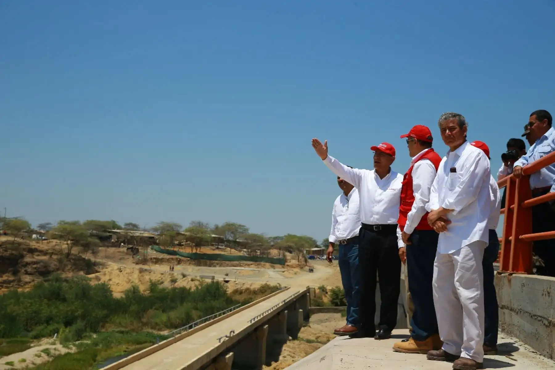El presidente Martín Vizcarra, junto al director de la Autoridad para la Reconstrucción con Cambios, Edgar Quispe, entrega las obras de rehabilitación de la av. Sánchez Cerro principal vía de la ciudad de Piura. Foto: ANDINA/Prensa Presidencia/Andrés Valle