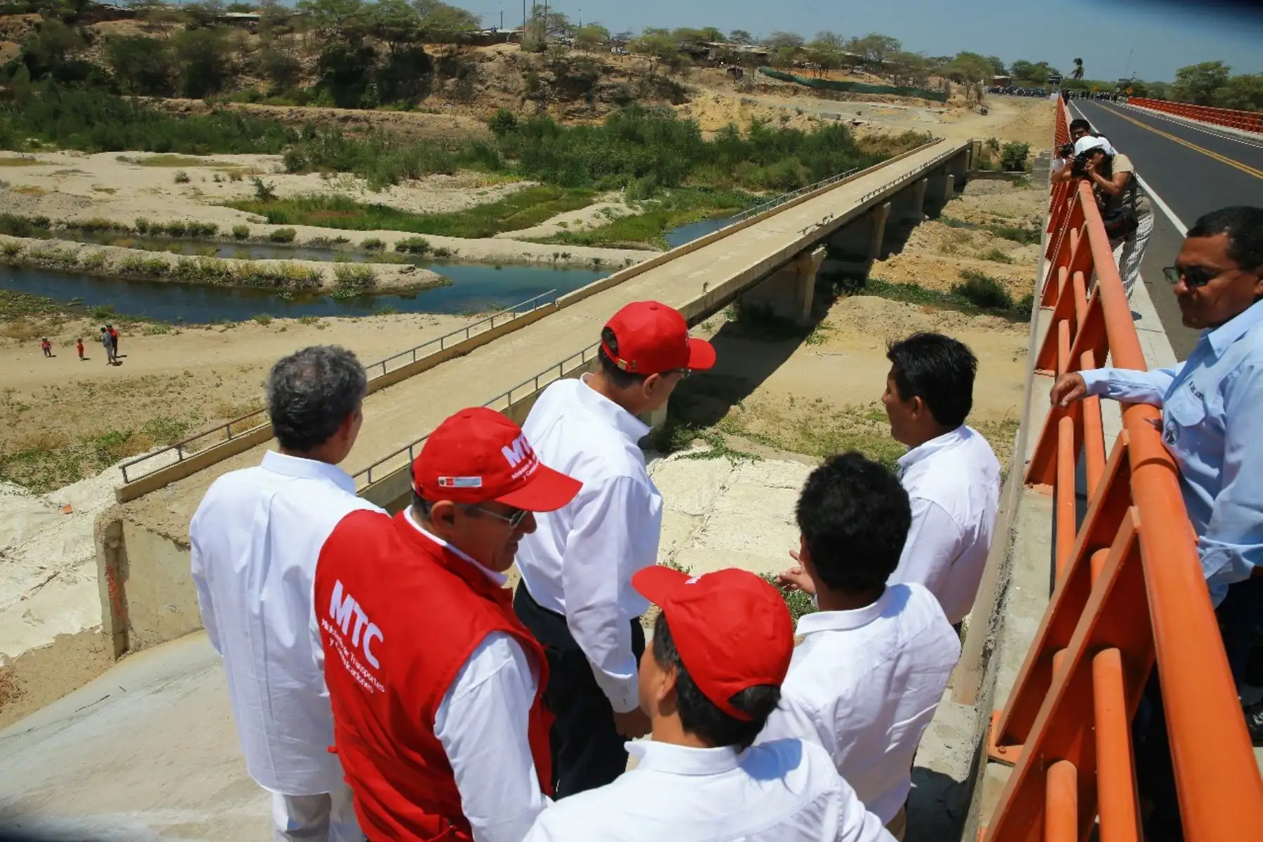 El presidente Martín Vizcarra, junto al director de la Autoridad para la Reconstrucción con Cambios, Edgar Quispe, entrega las obras de rehabilitación de la av. Sánchez Cerro principal vía de la ciudad de Piura. Foto: ANDINA/Prensa Presidencia/Andrés Valle