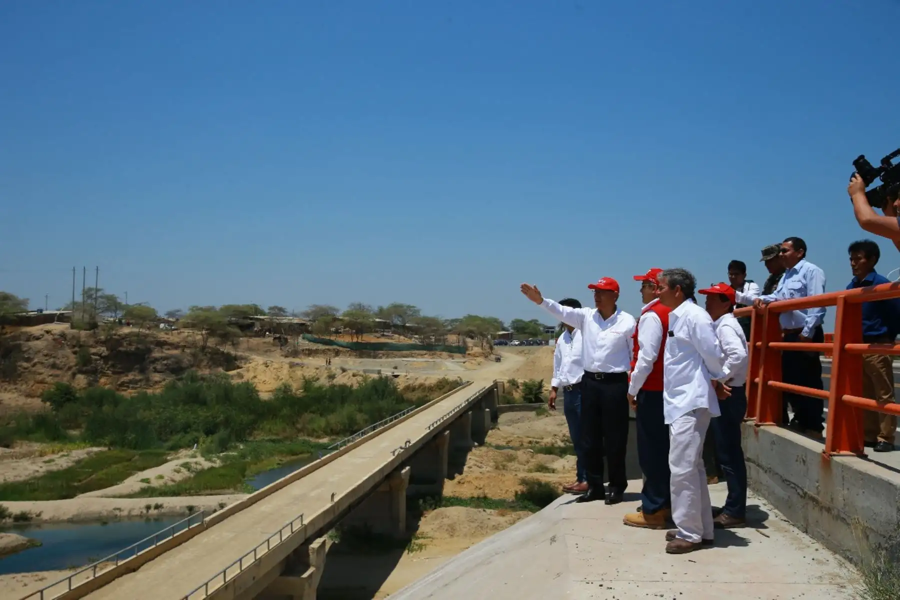 El presidente Martín Vizcarra, junto al director de la Autoridad para la Reconstrucción con Cambios, Edgar Quispe, entrega las obras de rehabilitación de la av. Sánchez Cerro principal vía de la ciudad de Piura. Foto: ANDINA/Prensa Presidencia/Andrés Valle