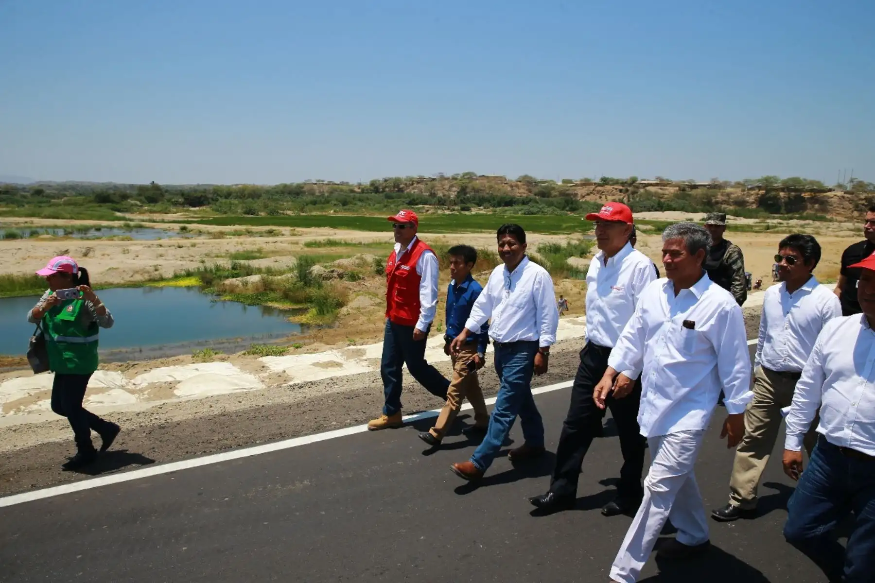 El presidente Martín Vizcarra, junto al director de la Autoridad para la Reconstrucción con Cambios, Edgar Quispe, entrega las obras de rehabilitación de la av. Sánchez Cerro principal vía de la ciudad de Piura. Foto: ANDINA/Prensa Presidencia/Andrés Valle