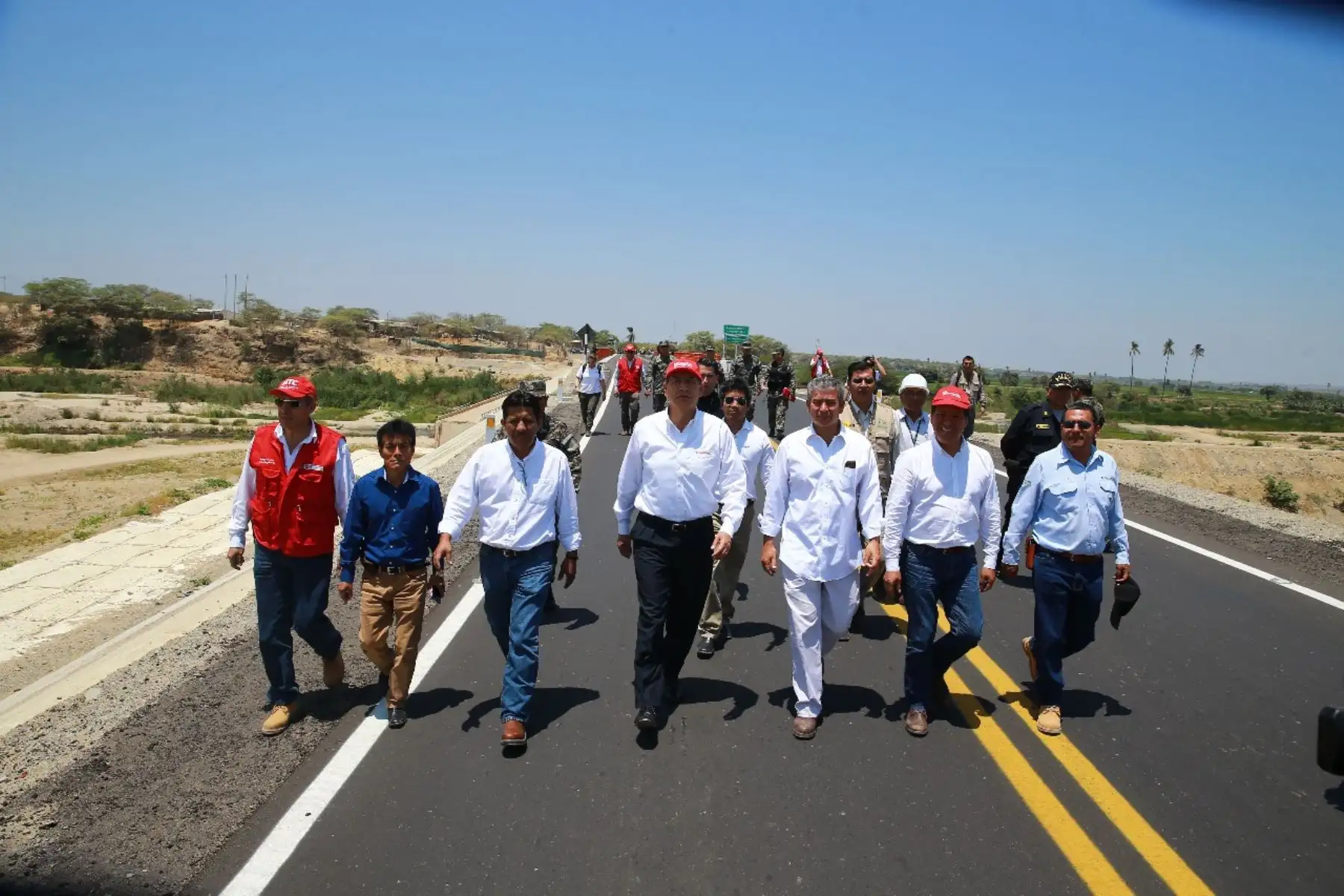 El presidente Martín Vizcarra, junto al director de la Autoridad para la Reconstrucción con Cambios, Edgar Quispe, entrega las obras de rehabilitación de la av. Sánchez Cerro principal vía de la ciudad de Piura. Foto: ANDINA/Prensa Presidencia/Andrés Valle
