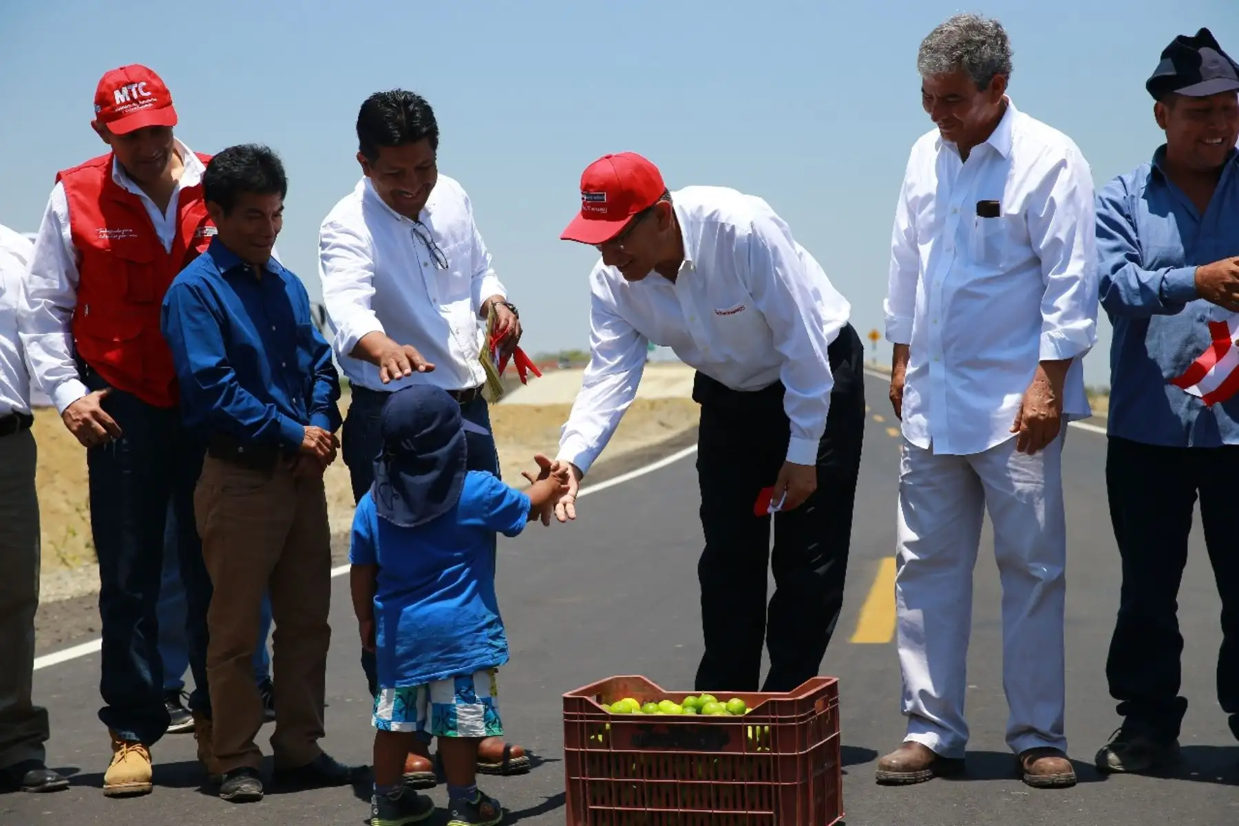 El presidente Martín Vizcarra, junto al director de la Autoridad para la Reconstrucción con Cambios, Edgar Quispe, entrega las obras de rehabilitación de la av. Sánchez Cerro principal vía de la ciudad de Piura. Foto: ANDINA/Prensa Presidencia/Andrés Valle