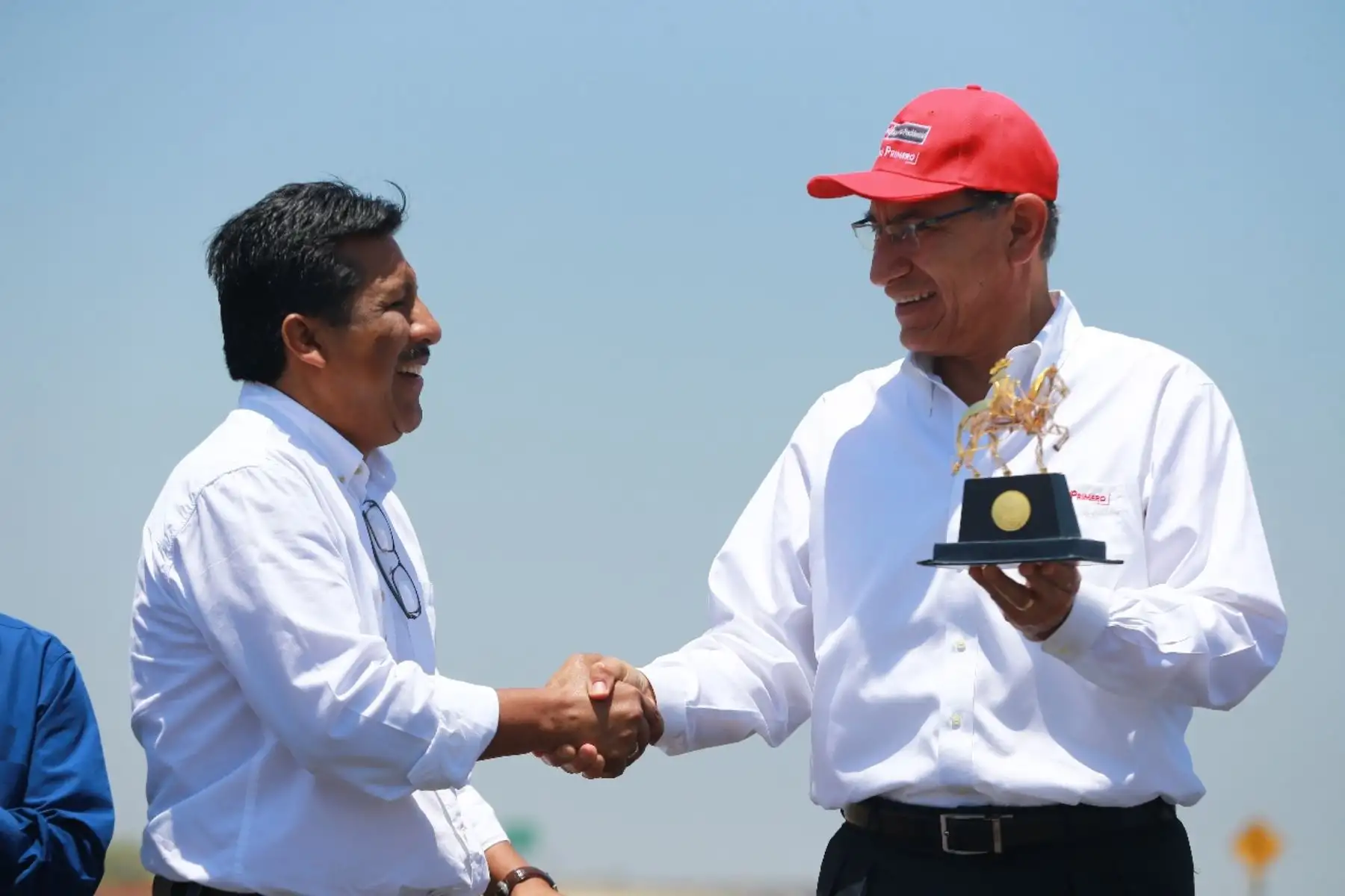 El presidente Martín Vizcarra, junto al director de la Autoridad para la Reconstrucción con Cambios, Edgar Quispe, entrega las obras de rehabilitación de la av. Sánchez Cerro principal vía de la ciudad de Piura. Foto: ANDINA/Prensa Presidencia/Andrés Valle