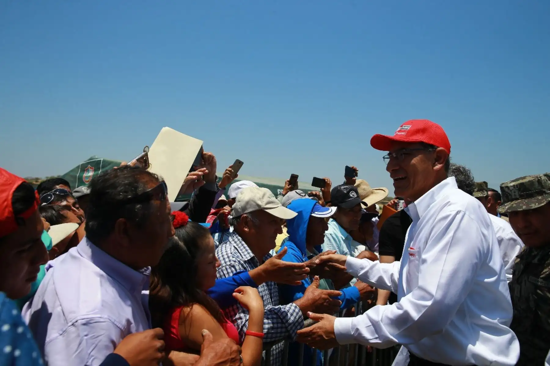 El presidente Martín Vizcarra, junto al director de la Autoridad para la Reconstrucción con Cambios, Edgar Quispe, entrega las obras de rehabilitación de la av. Sánchez Cerro principal vía de la ciudad de Piura. Foto: ANDINA/Prensa Presidencia/Andrés Valle