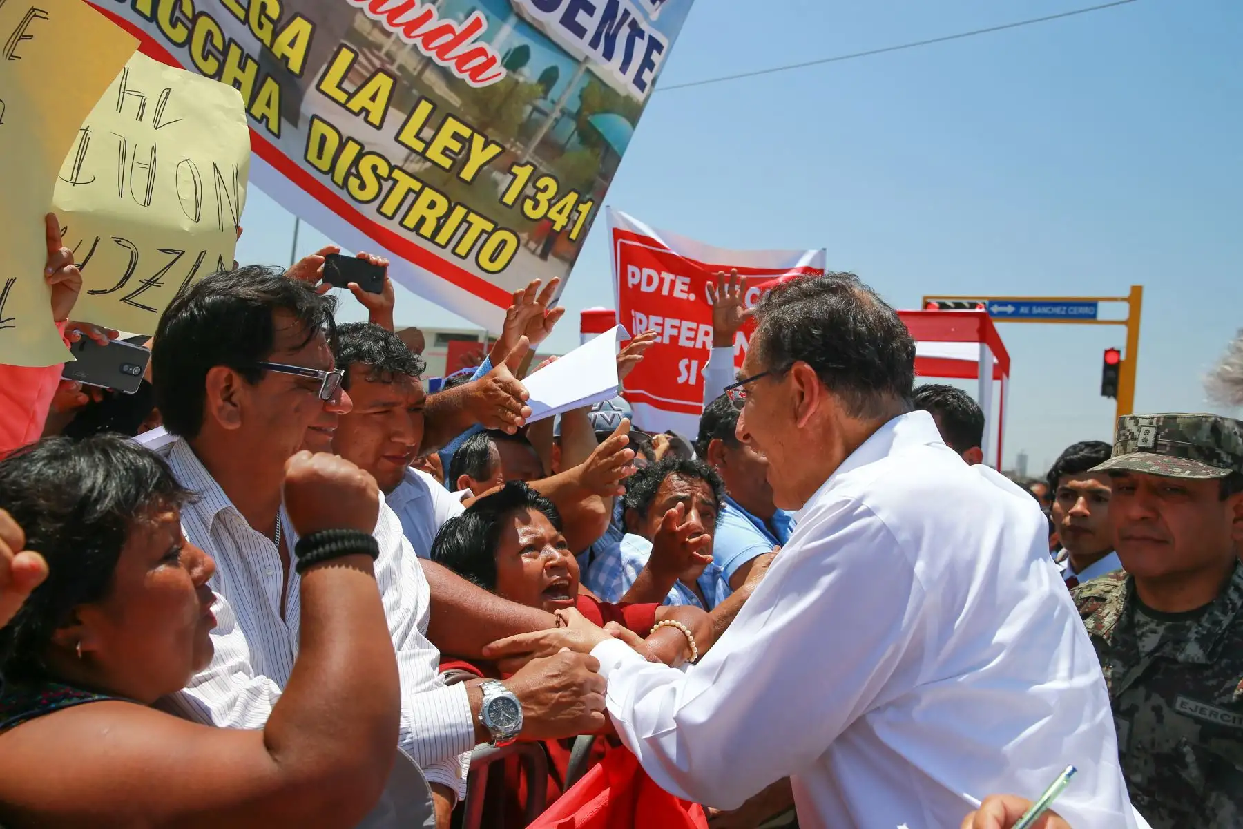 Jefe de Estado Martín Vizcarra es ovacionado por pobladore de obras de infraestructura vial en el distrito de Lancones, provincia de Sullana (Piura).Foto: ANDINA/Prensa Presidencia