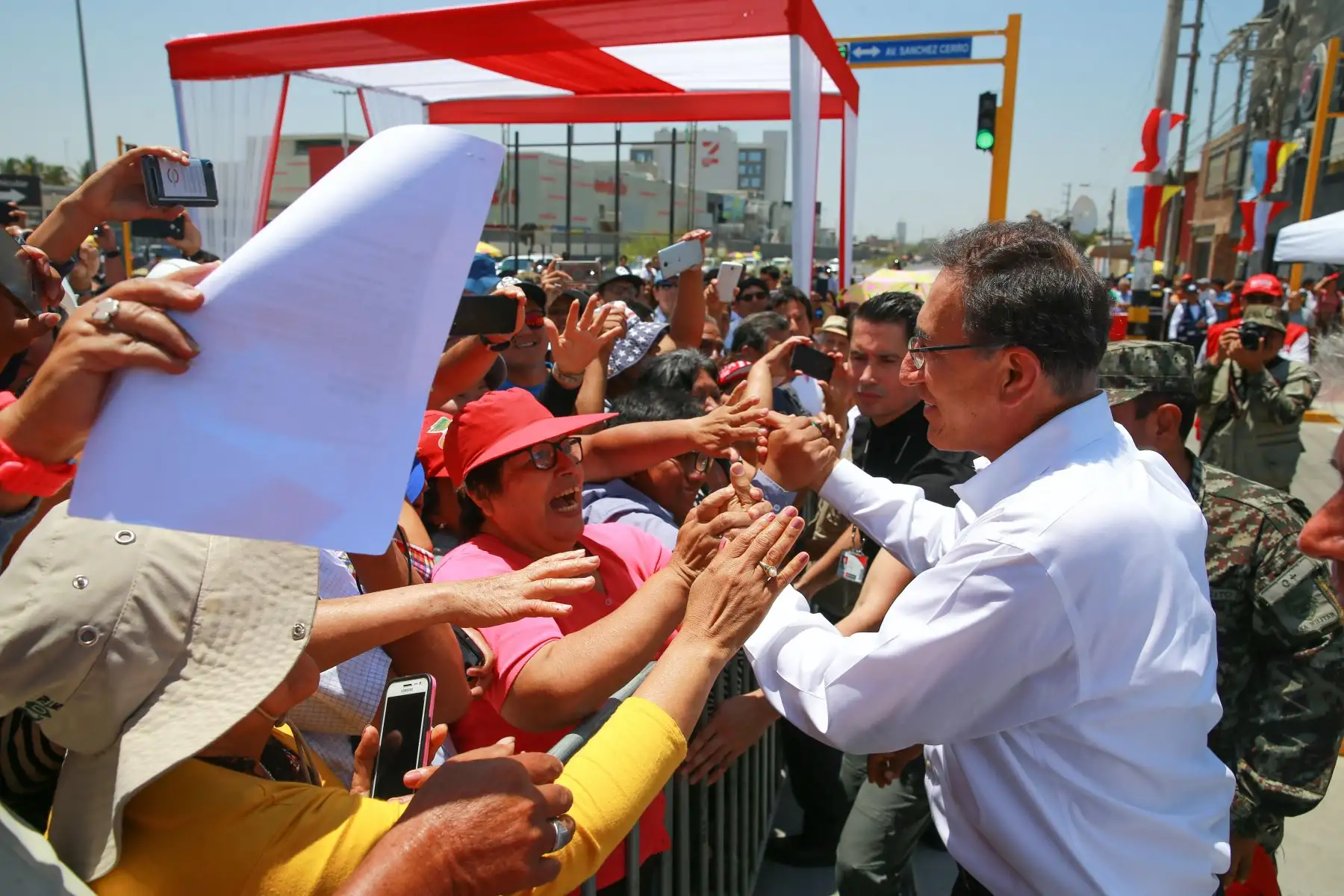 Jefe de Estado Martín Vizcarra es ovacionado por pobladore de obras de infraestructura vial en el distrito de Lancones, provincia de Sullana (Piura).Foto: ANDINA/Prensa Presidencia