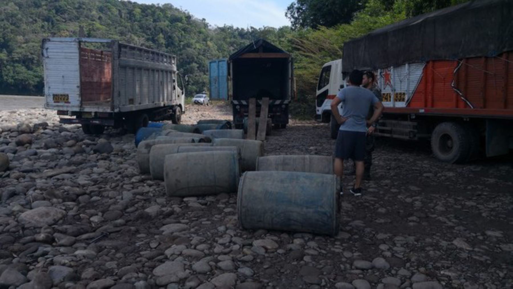 Efectivos de la Policía Nacional decomisaron 3,000 galones de combustible destinados a la minería ilegal en la región Madre de Dios.