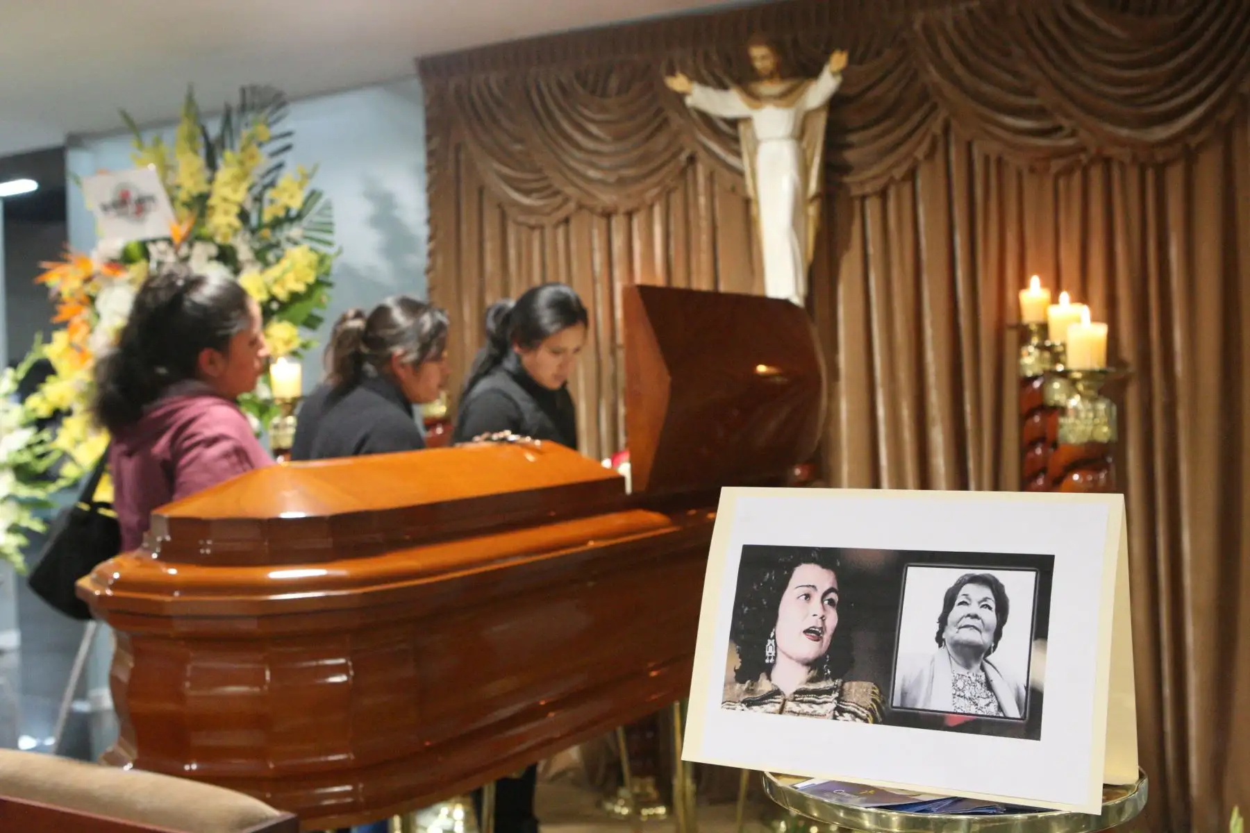Velatorio de cantante criolla Carmencita Lara, en el museo de la Naciòn. Foto: ANDINA/Héctor Vinces.