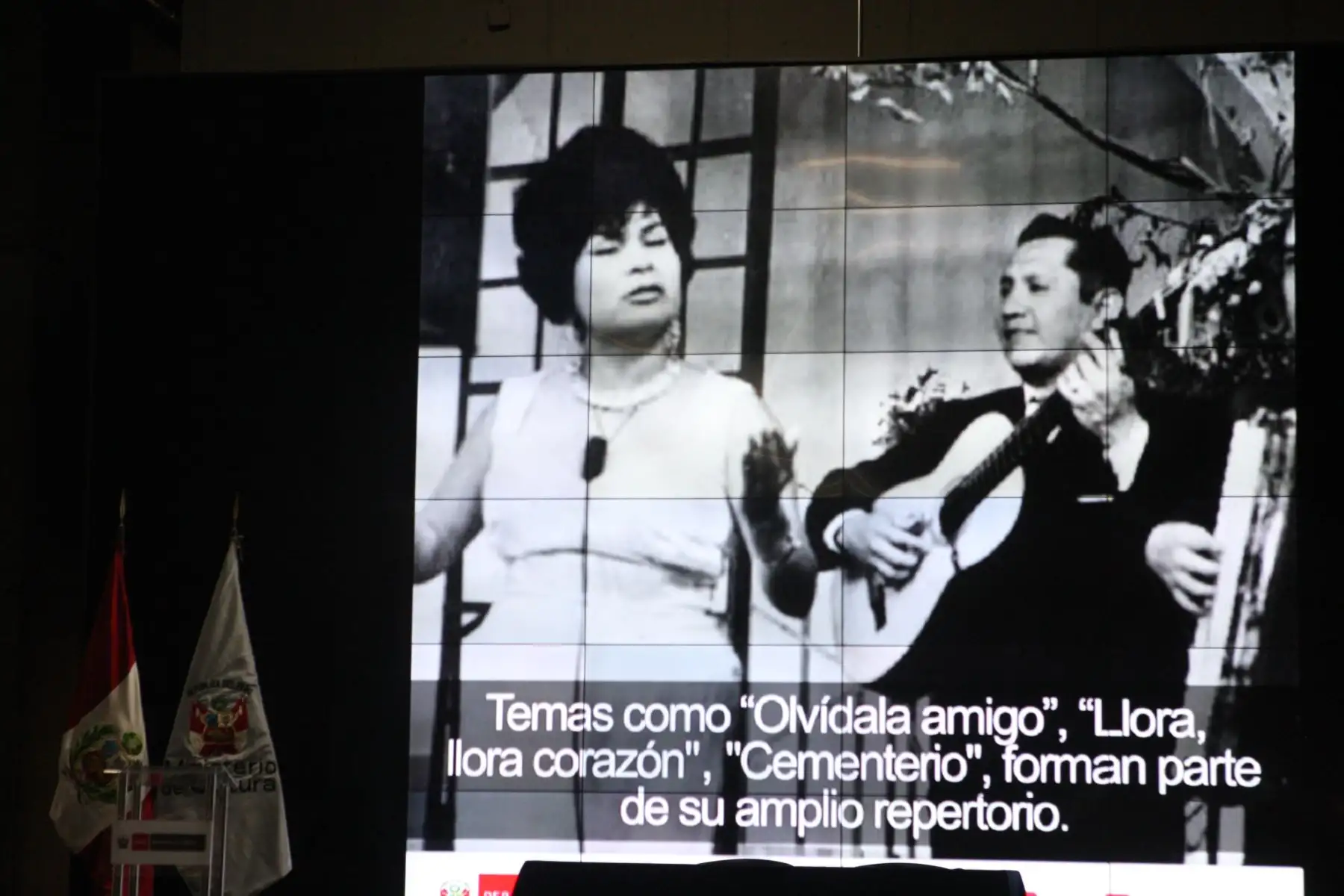 Carmencita Lara, intérprete de valses, huainos, marineras, polcas y pasillos, es considerada por muchos peruanos referente de la música perfecta para olvidar las penas. Foto: ANDINA/Héctor Vinces.