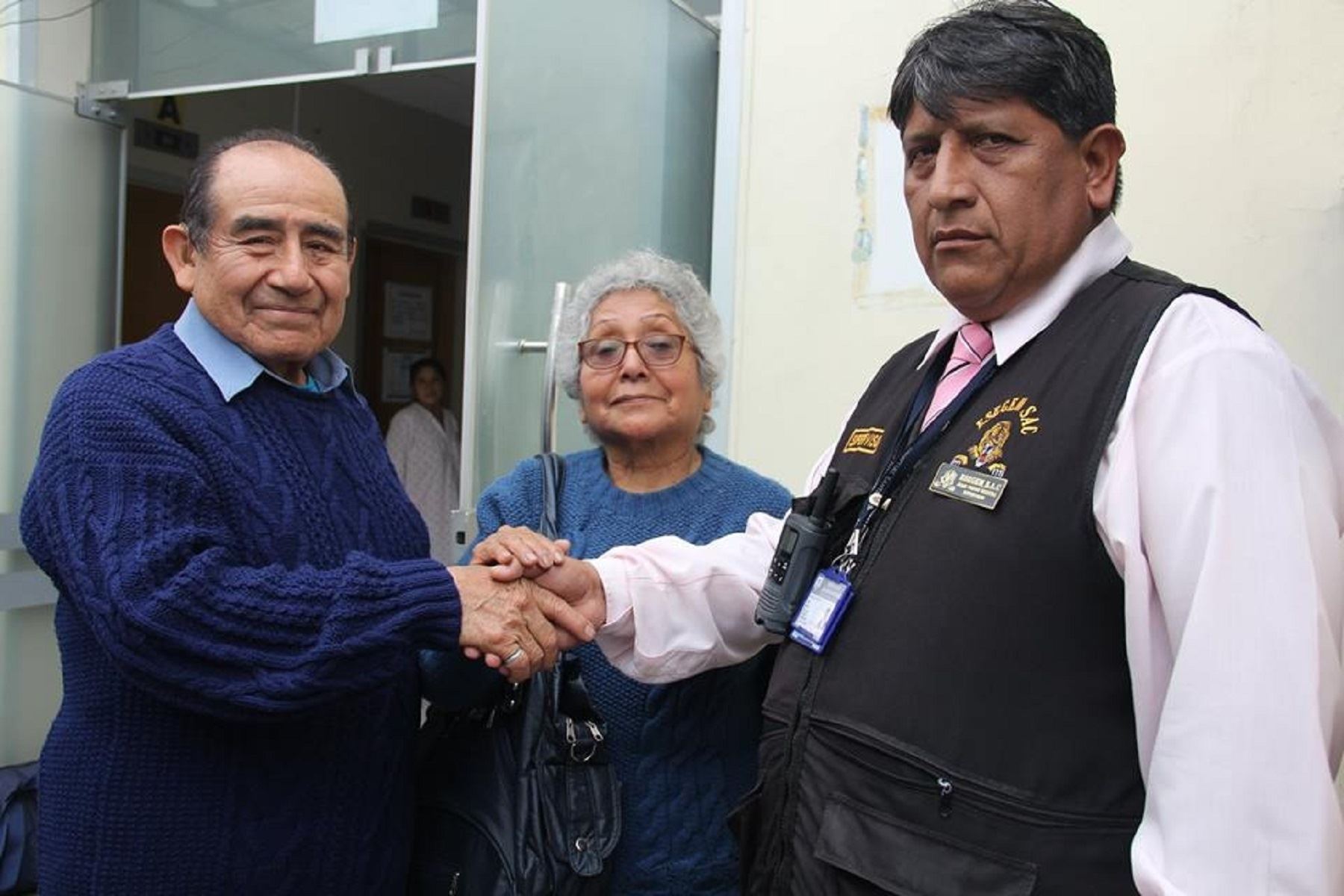 Personal del Hospital Santa Rosa devuelve dinero perdido de ancianos