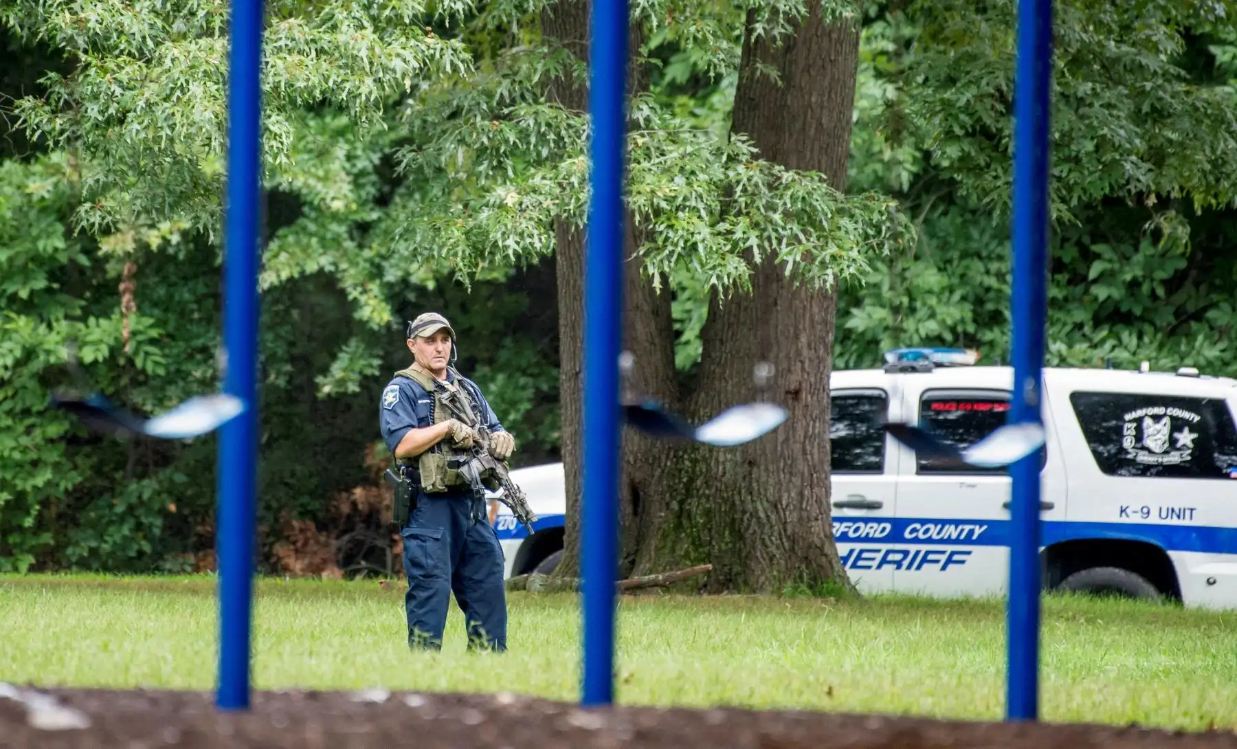 Un agente de Policía del condado de Harford permanece en guardia en el lugar donde se produjo un tiroteo en Maryland, Estados Unidos, hoy, 20 de septiembre de 2018. Al menos tres personas murieron y dos resultaron heridas en el ataque. EFE