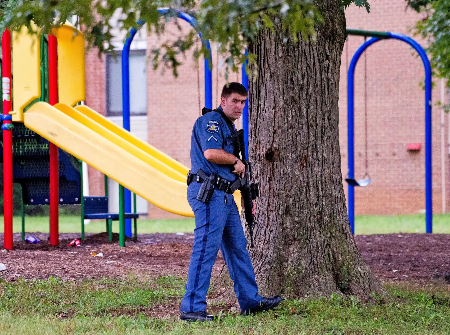 Un agente de Policía del condado de Harford permanece en guardia en el lugar donde se produjo un tiroteo en Maryland, Estados Unidos, hoy, 20 de septiembre de 2018. Al menos tres personas murieron y dos resultaron heridas en el ataque. EFE