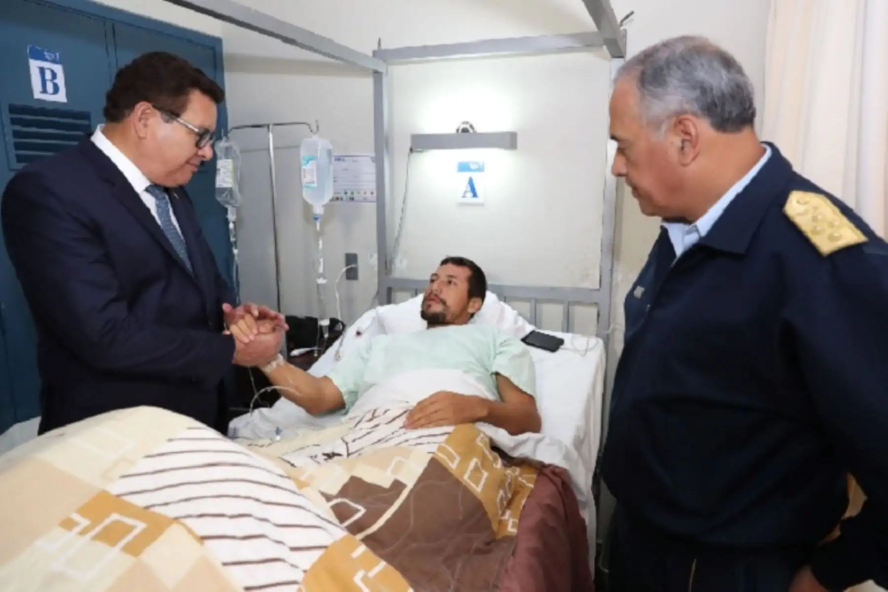 El ministro de Defensa, José Huerta Torres, visitó esta mañana a los dos miembros de las Fuerzas Armadas que resultaron heridos en la exitosa operación antiterrorista ejecutada ayer en el Valle de los ríos Apurímac, Ene y Mantaro (Vraem) y que concluyó con el abatimiento del delincuente terrorista identificado como “Basilio”.