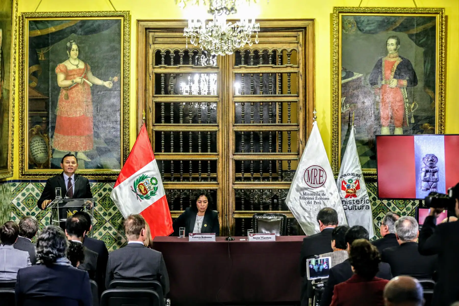 Canciller Néstor Popolizio y Patricia Balbuena, ministra de Cultura, presentan piezas arqueológicas repatriadas de diferentes países. Foto: ANDINA/Luis Iparraguirre