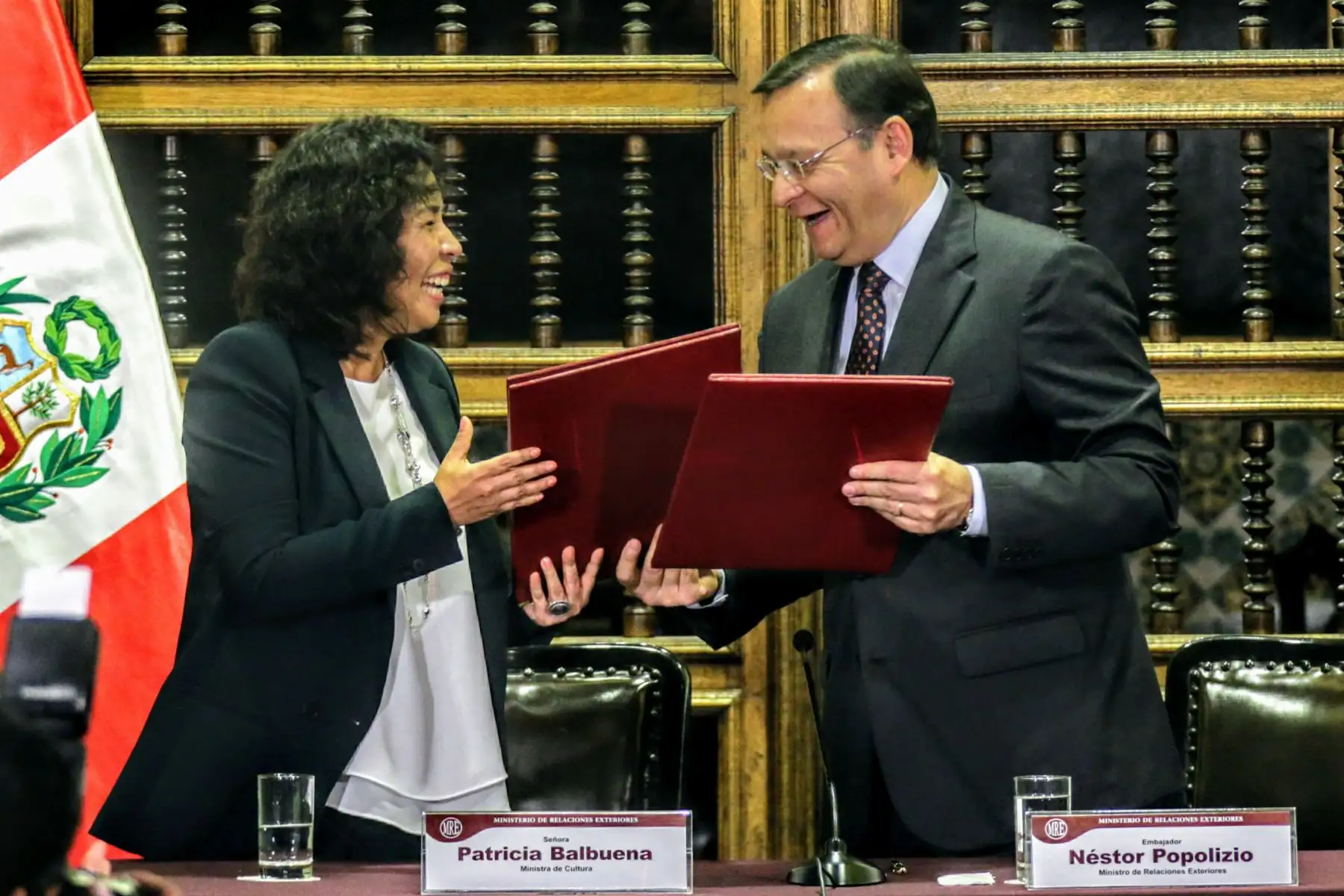 Canciller Néstor Popolizio y Patricia Balbuena, ministra de Cultura, presentan piezas arqueológicas repatriadas de diferentes países. Foto: ANDINA/Luis Iparraguirre