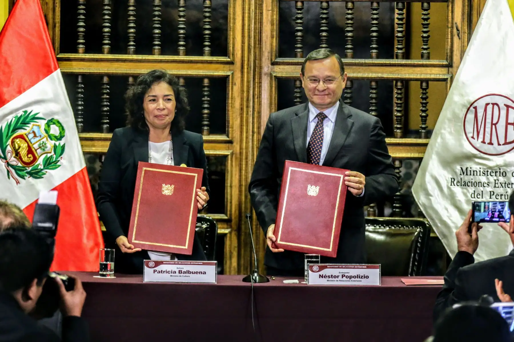 Canciller Néstor Popolizio y Patricia Balbuena, ministra de Cultura, presentan piezas arqueológicas repatriadas de diferentes países. Foto: ANDINA/Luis Iparraguirre