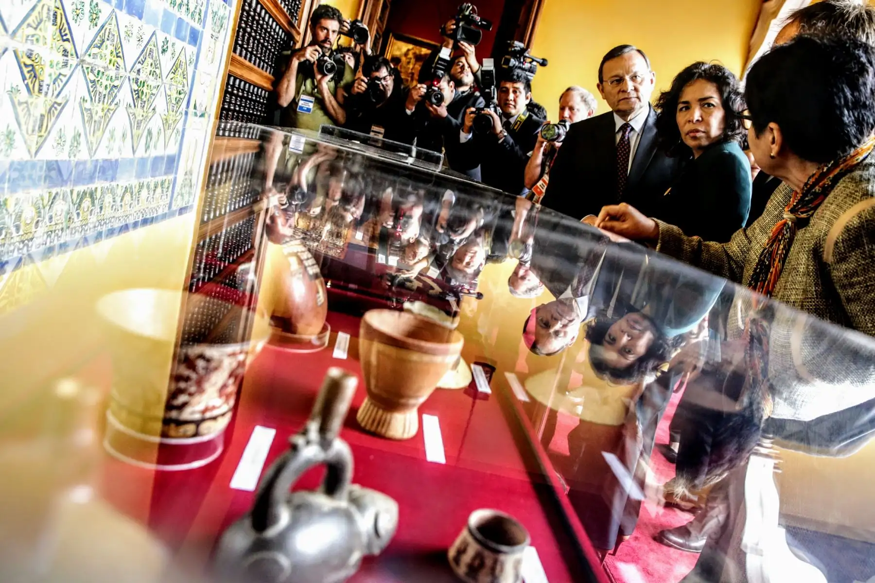 Canciller Néstor Popolizio y Patricia Balbuena, ministra de Cultura, presentan piezas arqueológicas repatriadas de diferentes países. Foto: ANDINA/Luis Iparraguirre
