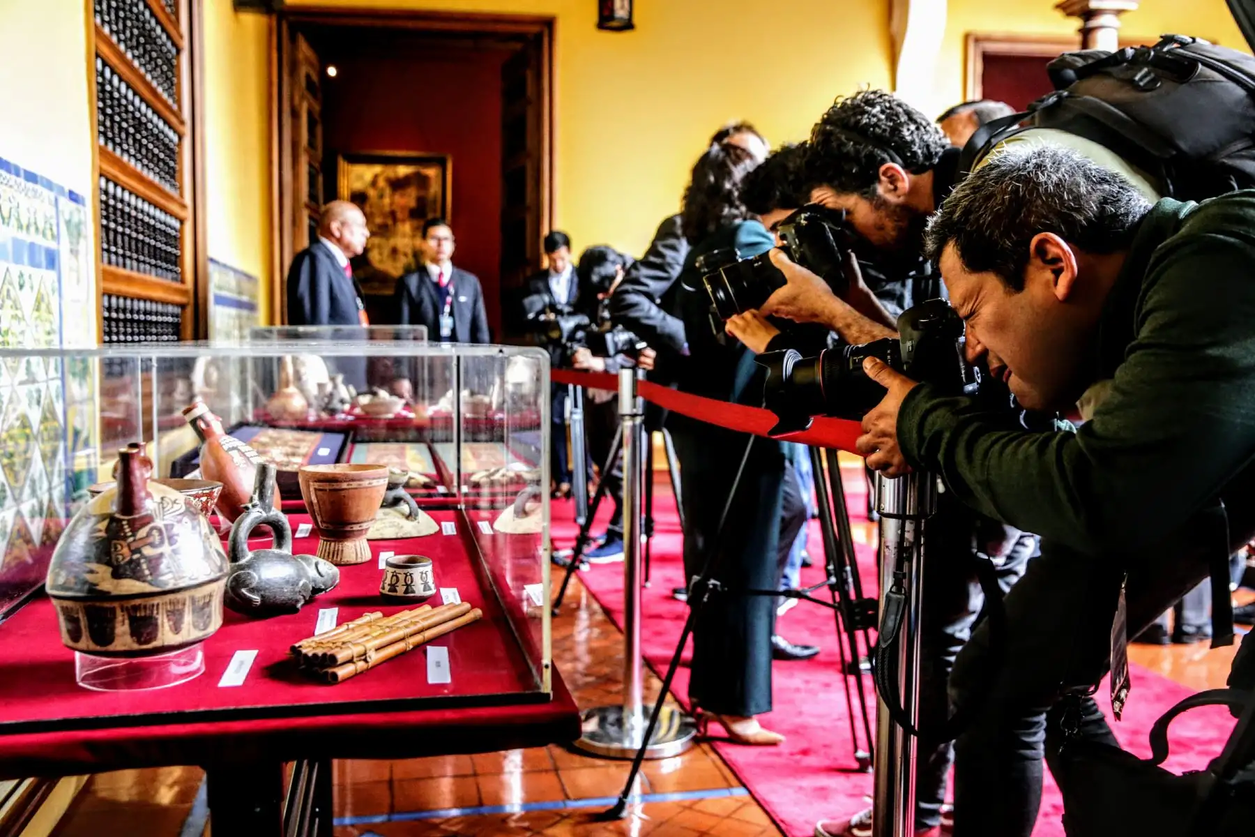 Canciller Néstor Popolizio y Patricia Balbuena, ministra de Cultura, presentan piezas arqueológicas repatriadas de diferentes países. Foto: ANDINA/Luis Iparraguirre