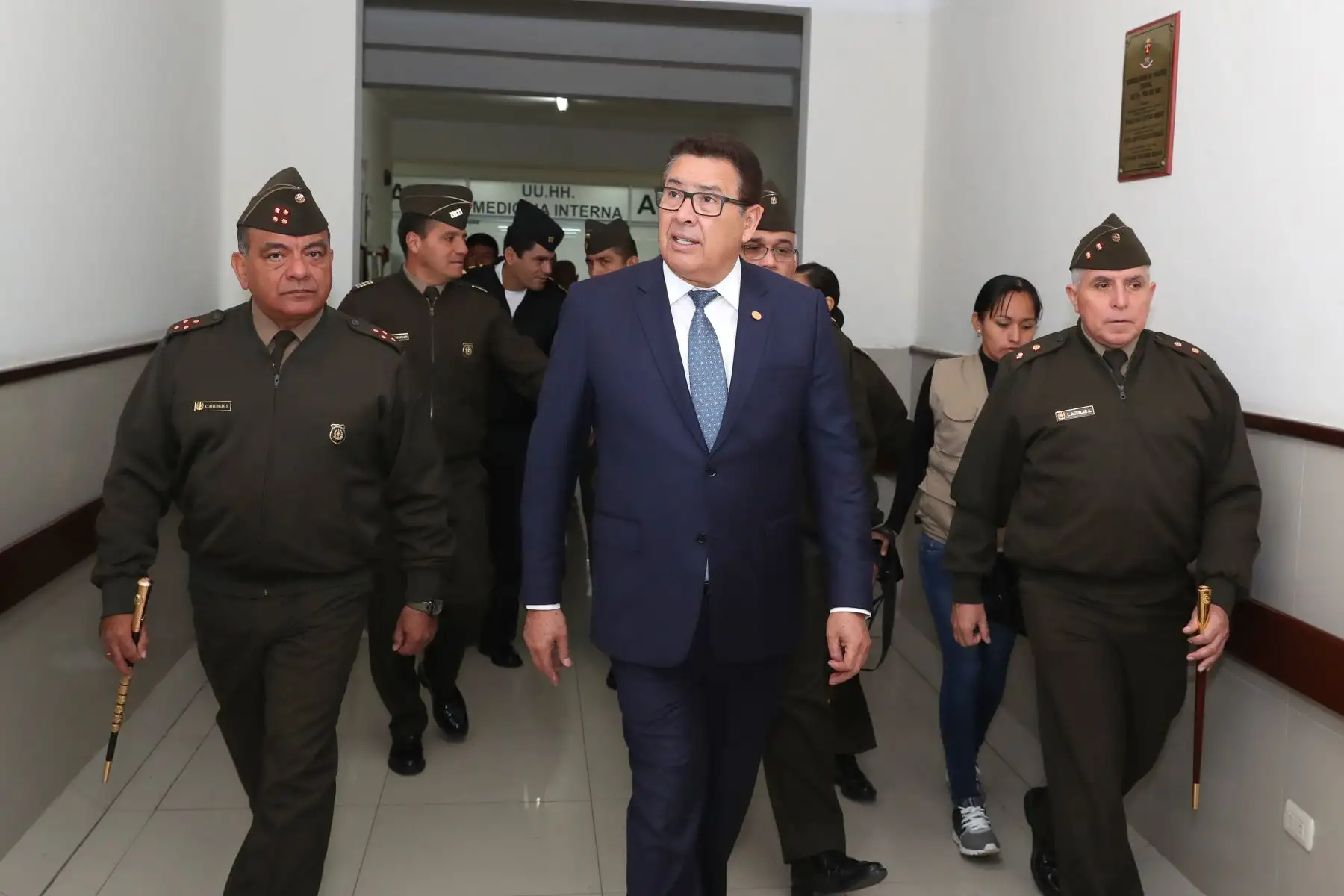 El ministro de Defensa, José Huerta Torres, visitó esta mañana a los dos miembros de las Fuerzas Armadas que resultaron heridos en la exitosa operación antiterrorista ejecutada ayer en el Vraem y que concluyó con el abatimiento del delincuente terrorista identificado como “Basilio”. Foto: ANDINA/Mindef